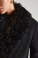 Cappotto in shearling con ampie tasche frontali in nero