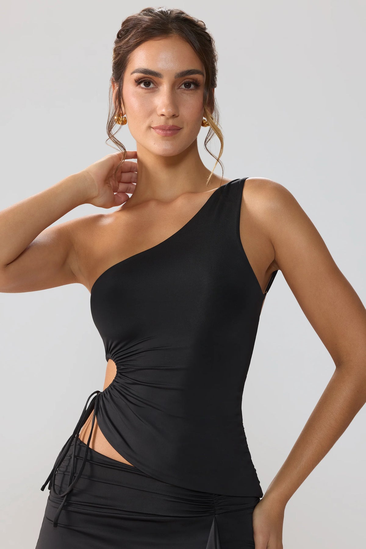 Anschmiegsames Jersey-Top mit gerüschtem Cut-Out und One-Shoulder-Träger in Schwarz