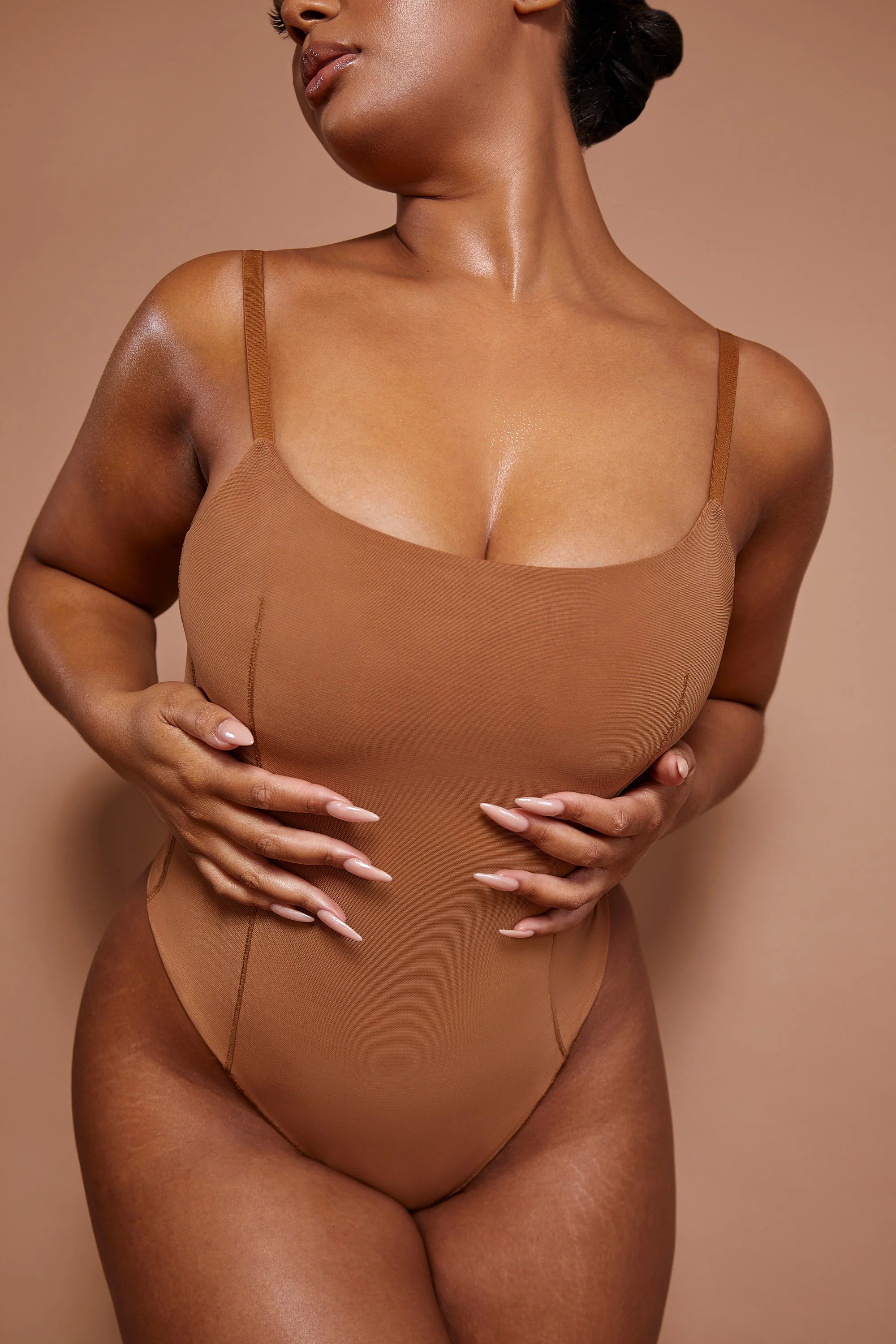 Weicher Mesh-Bodysuit in Mandel