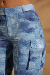 Cargohose mit hoher Taille und Camouflage-Muster in Blau