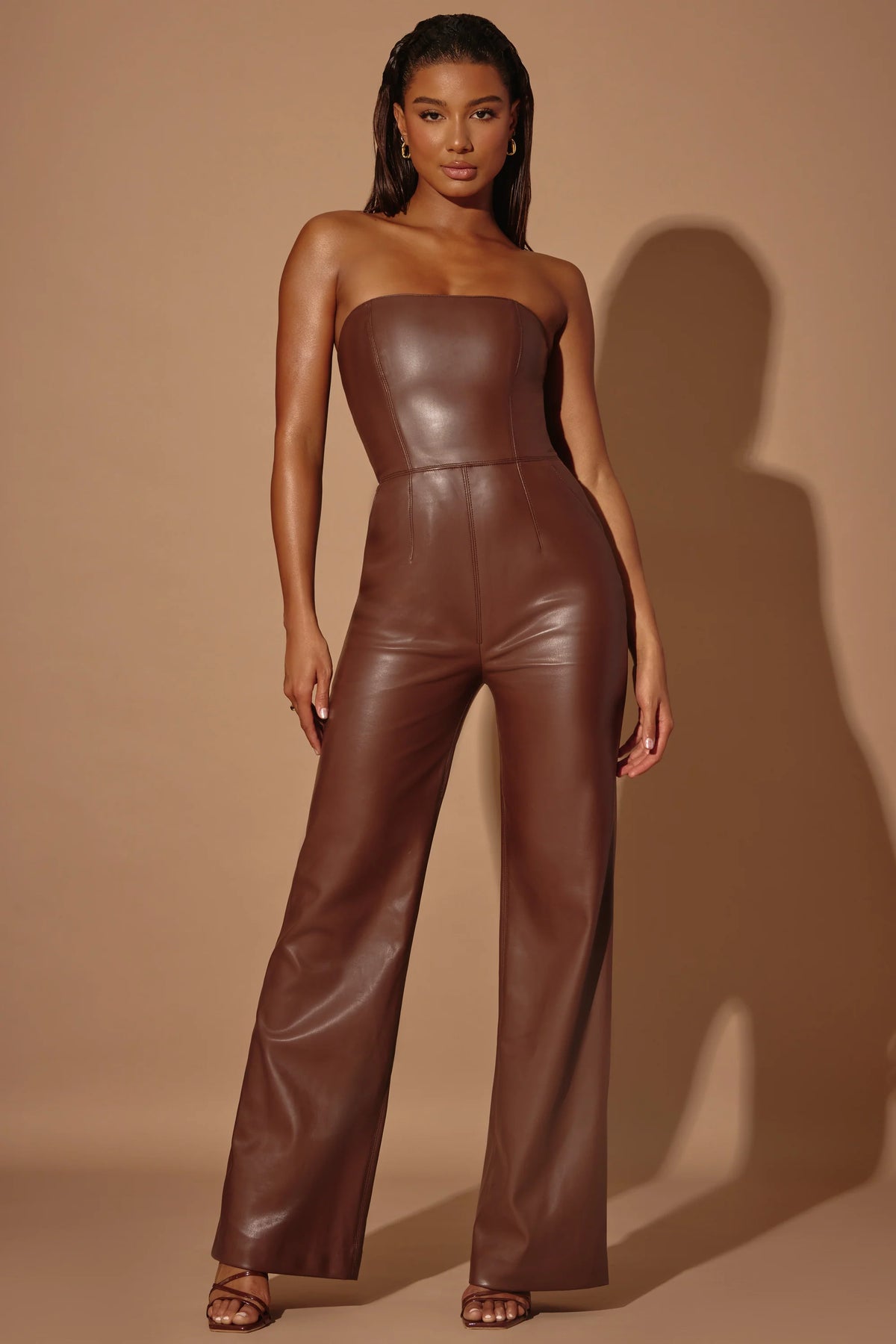 Trägerloser Jumpsuit aus veganem Leder mit weitem Bein in Braun