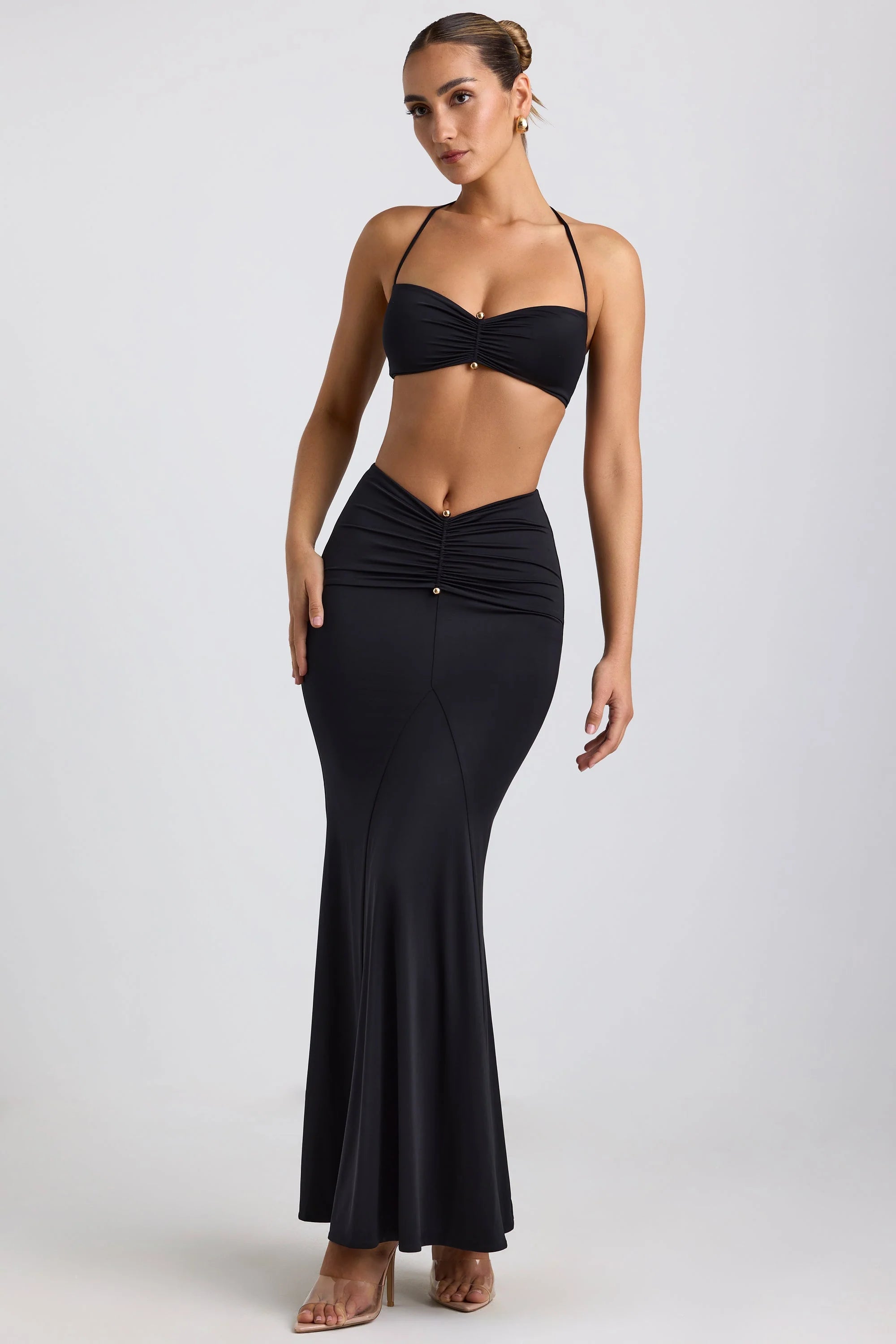 Bralette con dettagli hardware in jersey Slinky al collo in nero