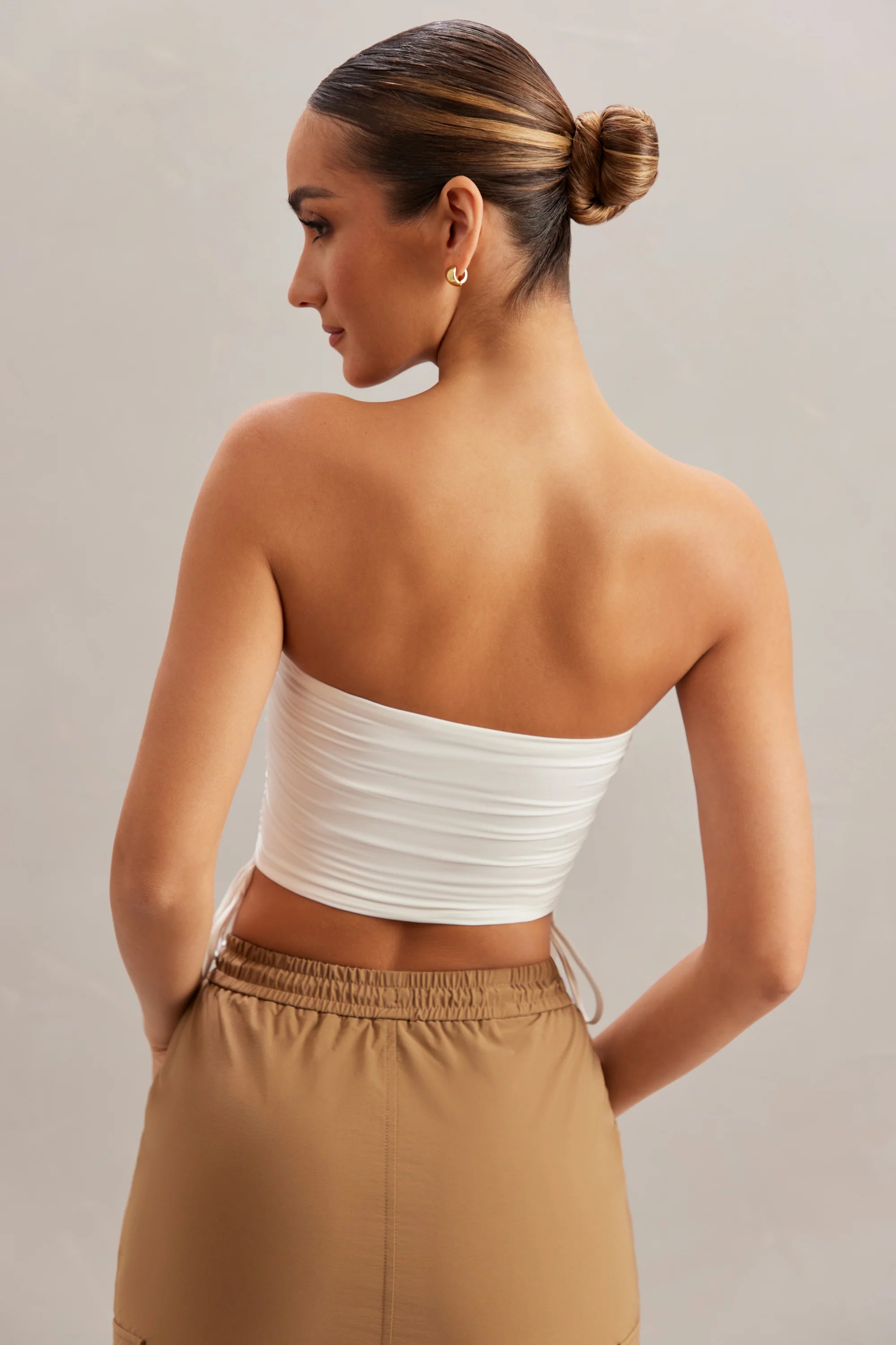 Gerüschtes Bandeau-Crop-Top in Elfenbein