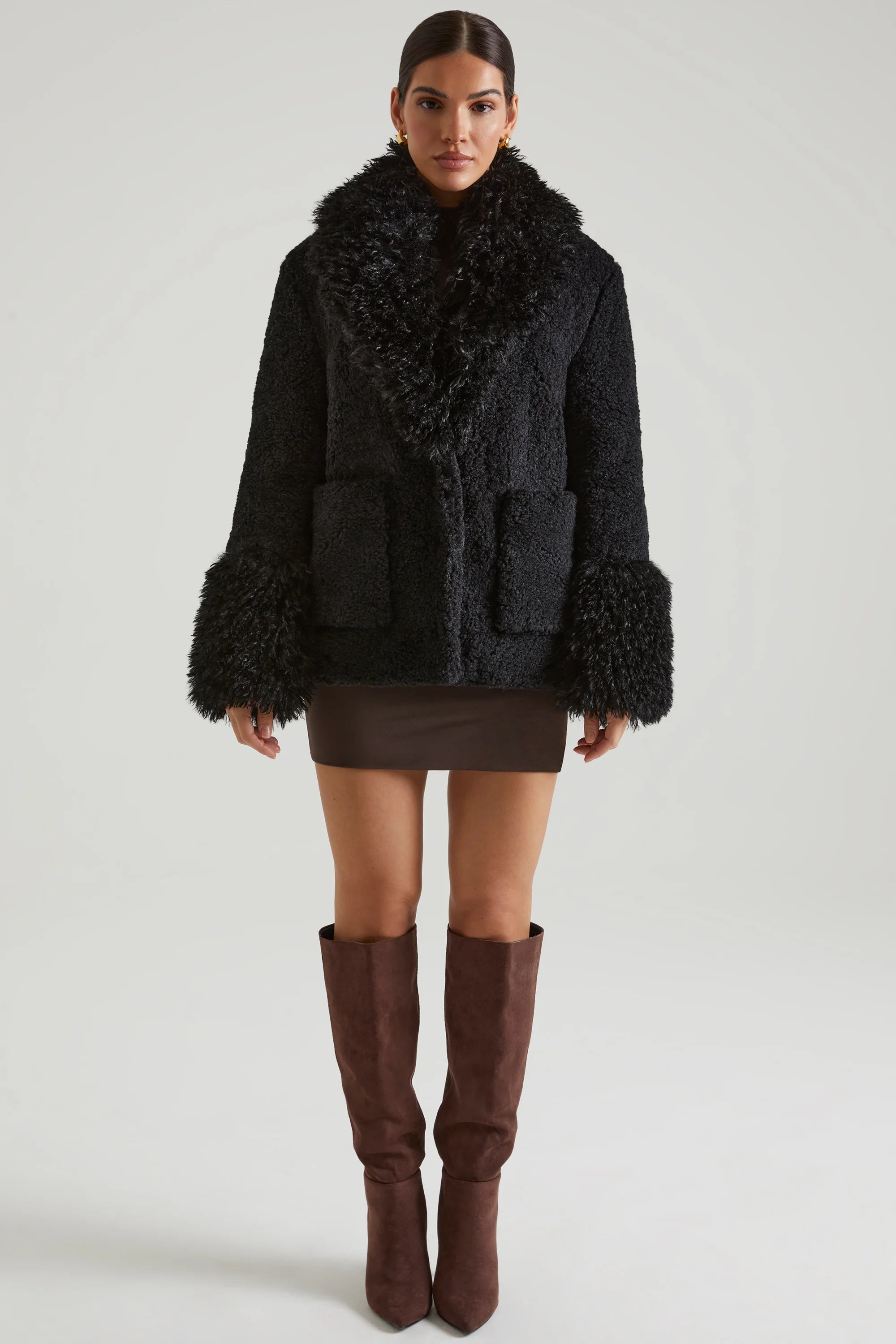 Cappotto in shearling con ampie tasche frontali in nero