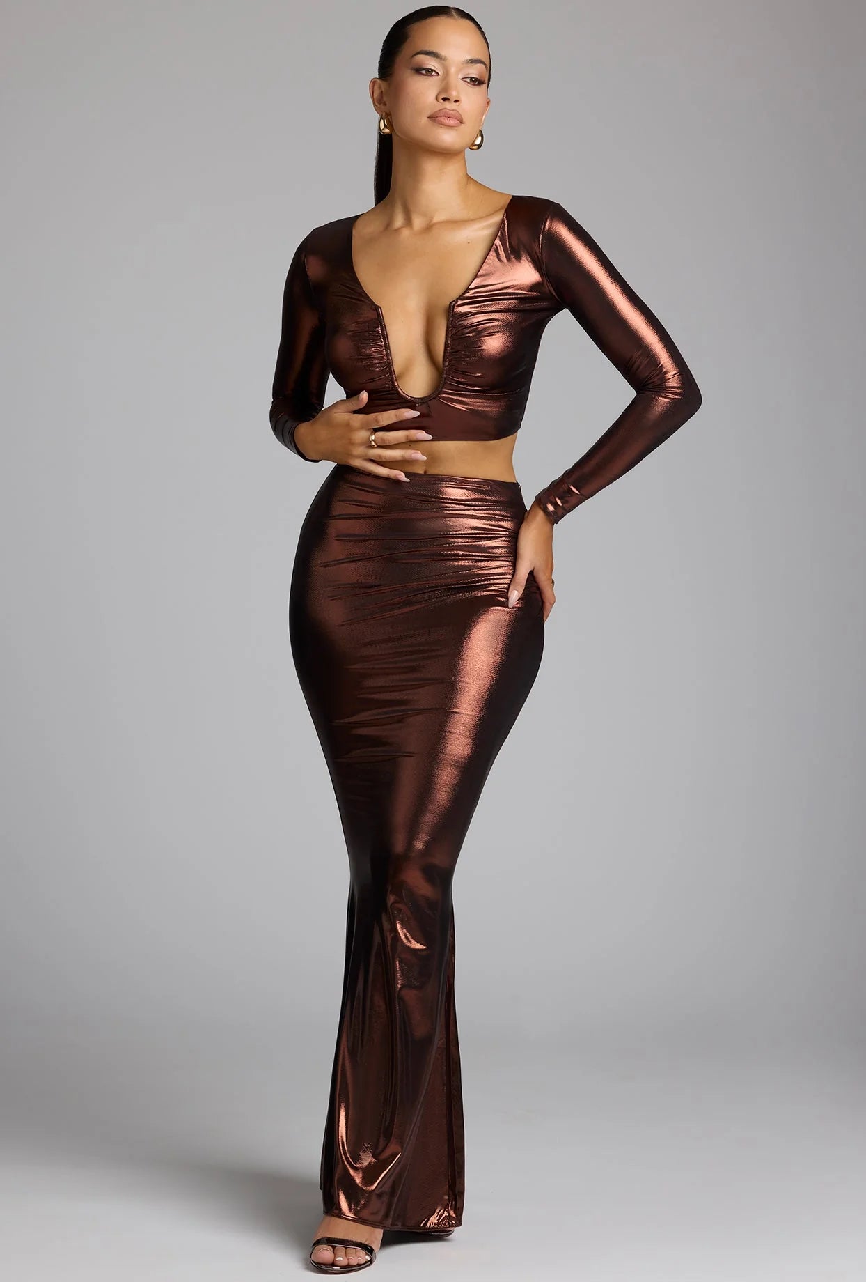 Crop Top aus Metallic-Jersey mit tiefem Ausschnitt in Kupferbronze