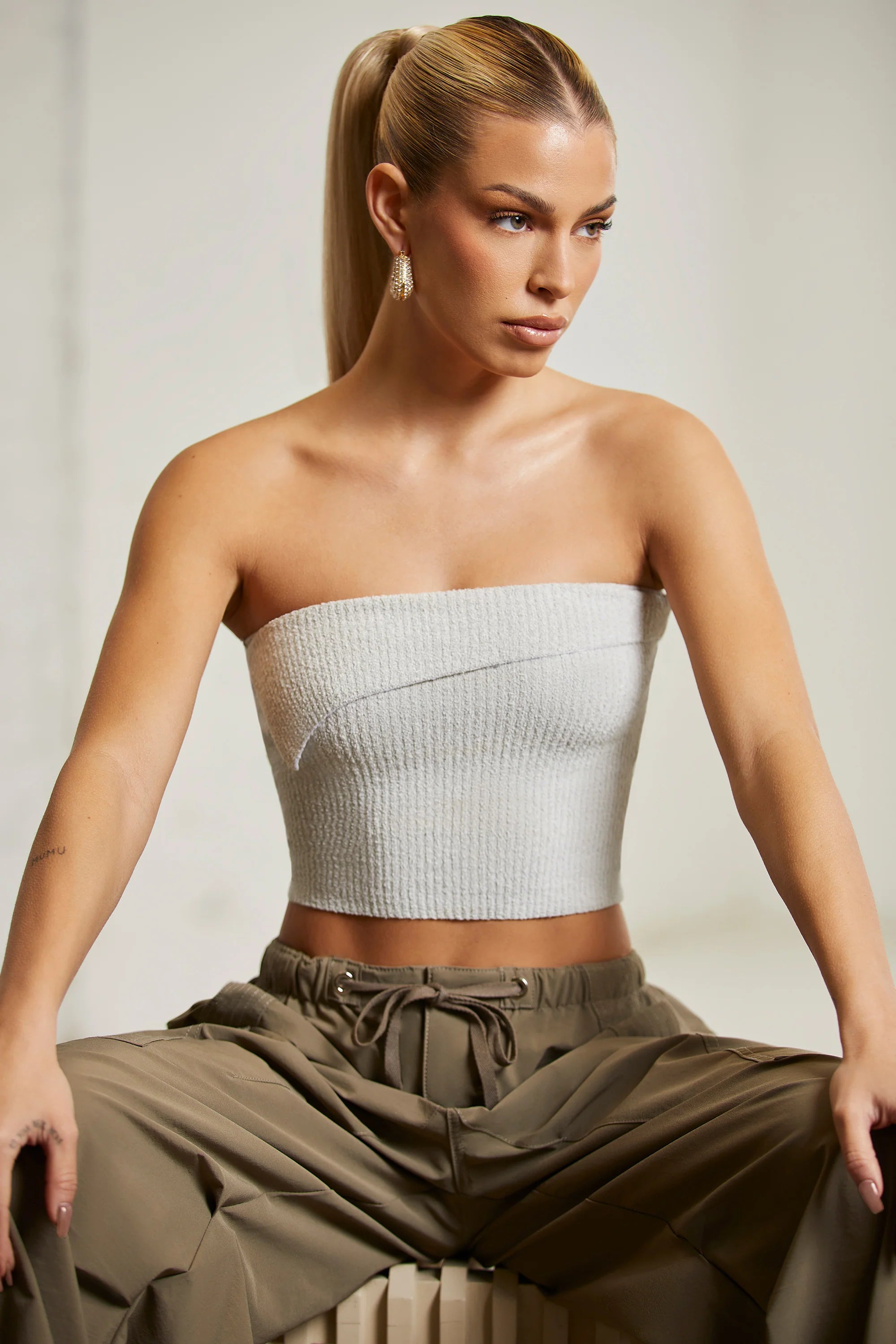 Überlappendes Bandeau-Crop-Top in Grau