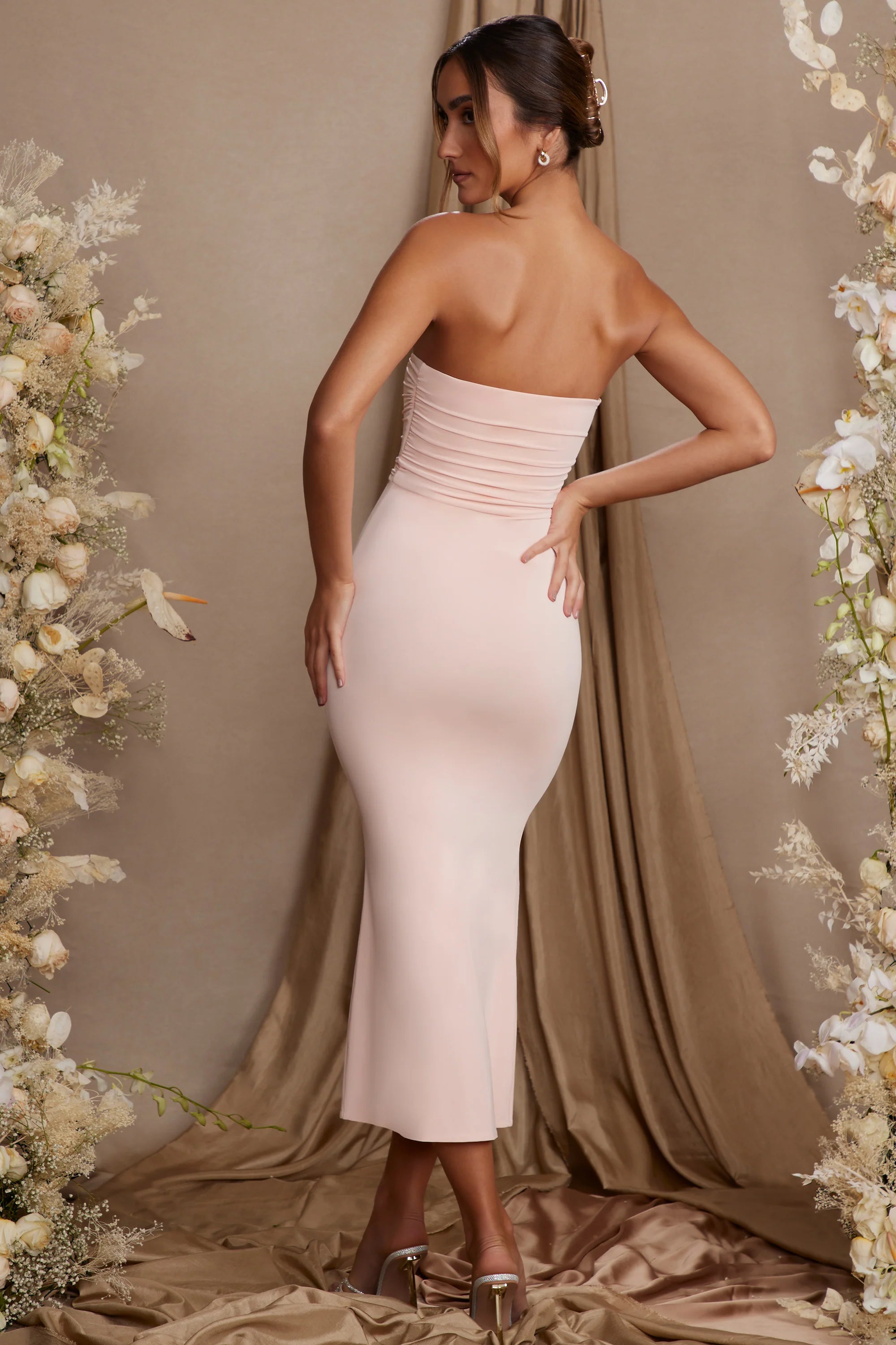 Abito maxi con spacco alto sulla coscia senza spalline in blush