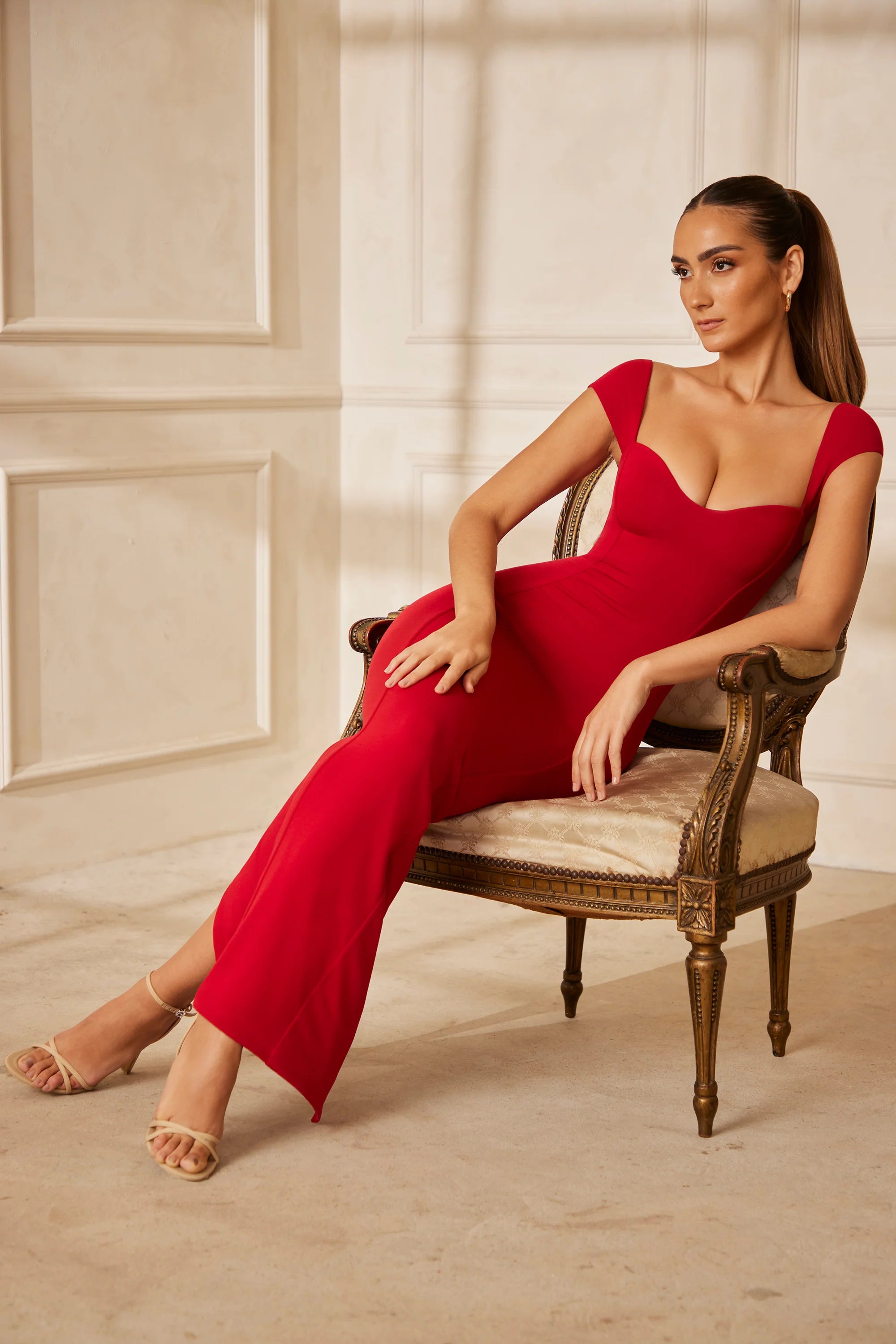 Abito maxi con scollo a cuore in rosso