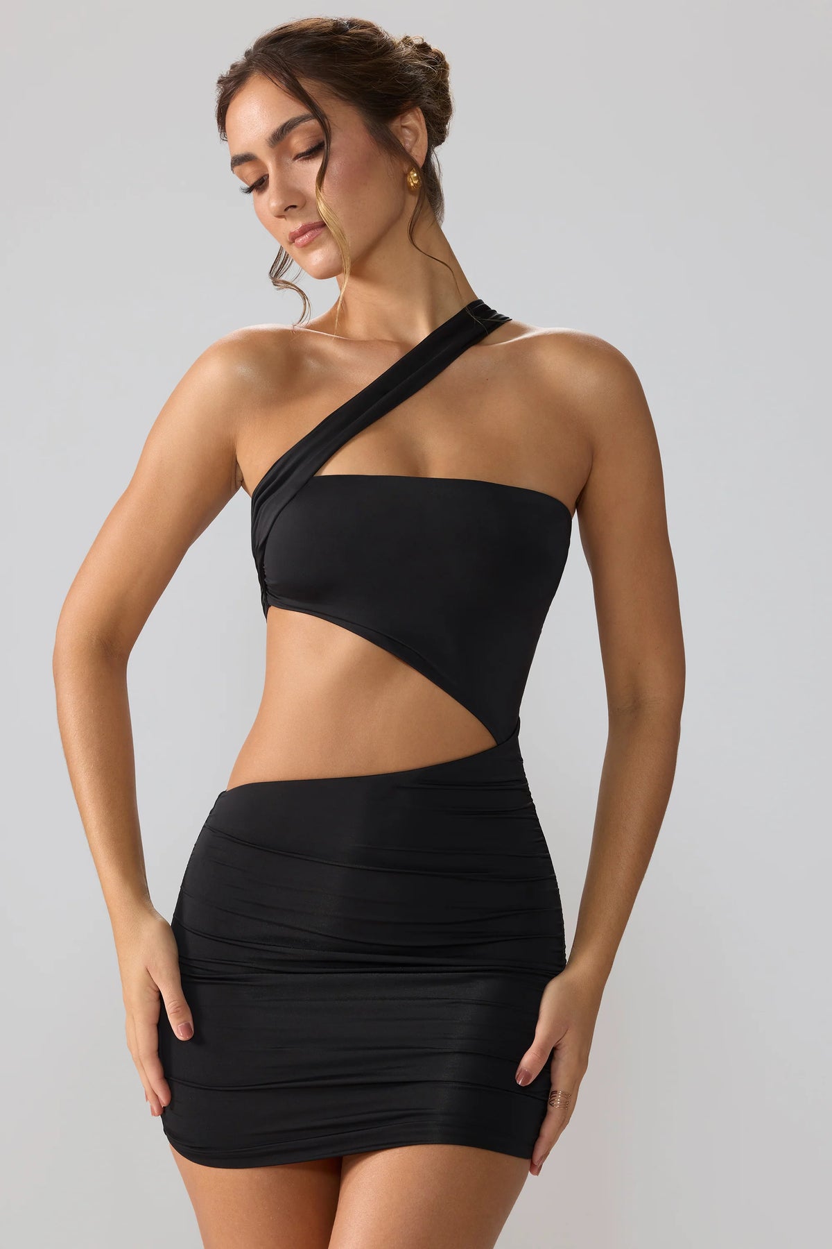 Miniabito attillato in jersey con cut-out increspato in nero