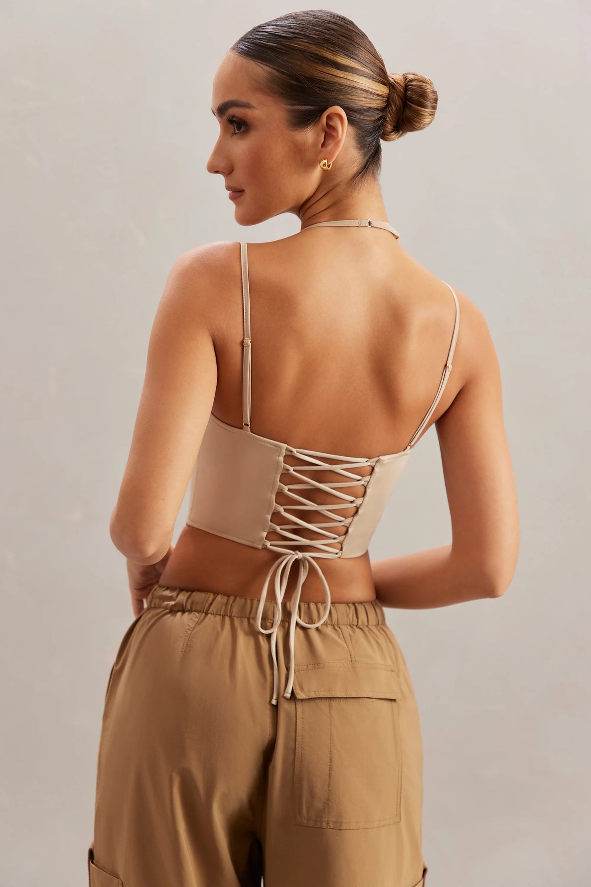 Top a corsetto con collo quadrato in pietra