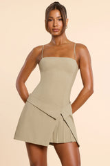 Plissiertes Wickel-Minikleid aus gewebtem Twill in Taupe