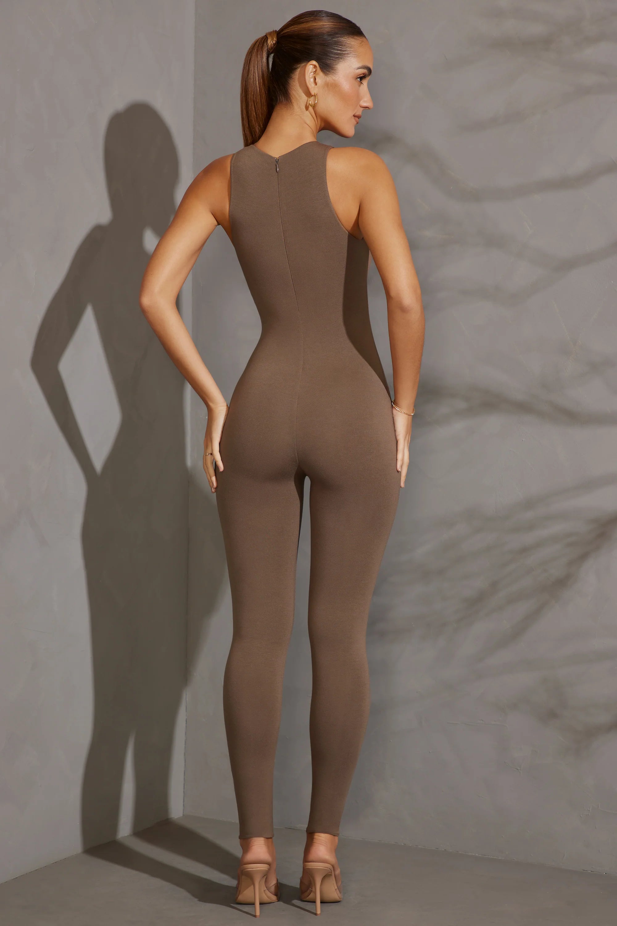 Jumpsuit mit Racerkragen in Taupe