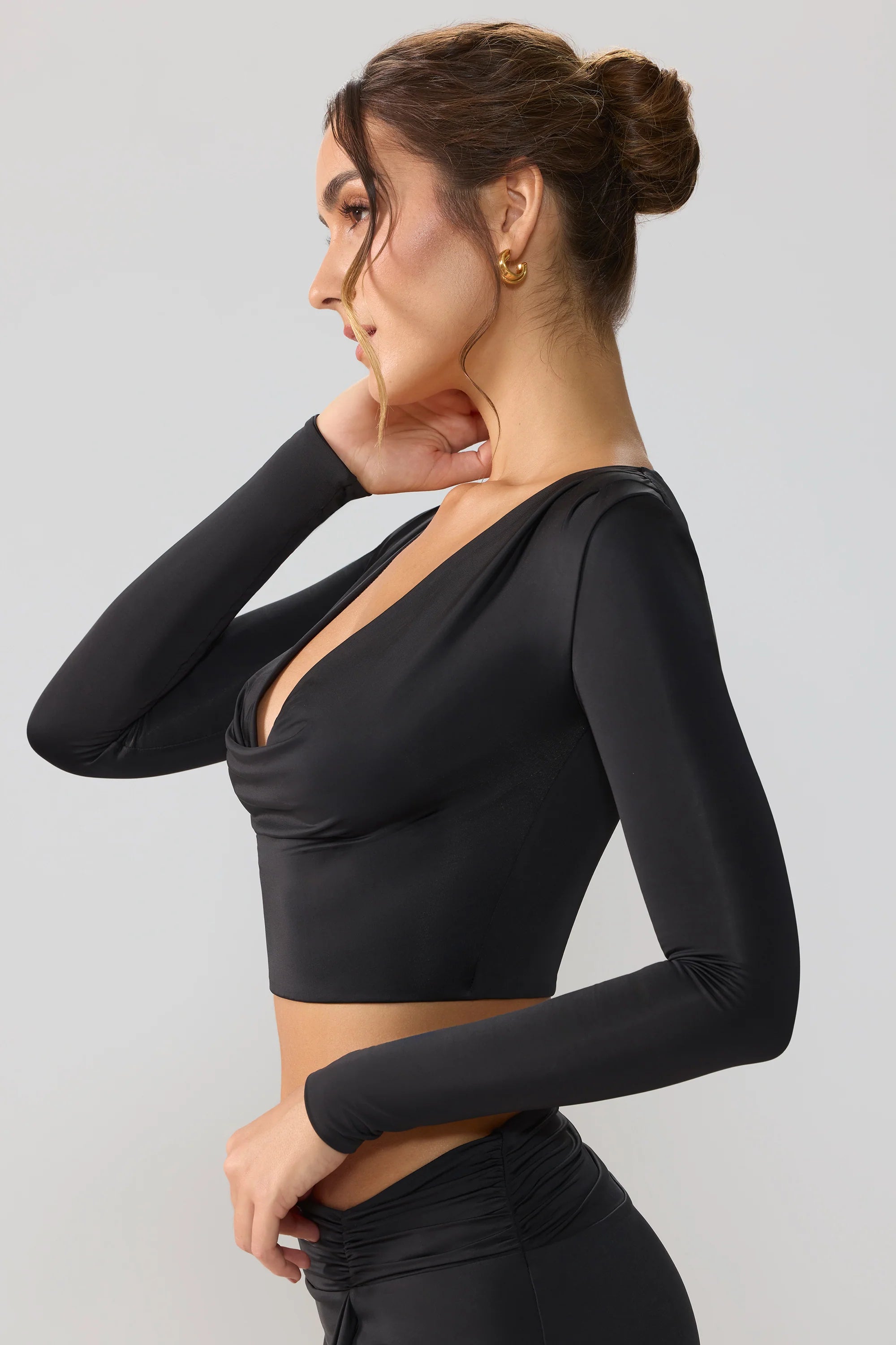 Slinky Jersey-Crop-Top mit tiefem Ausschnitt und langen Ärmeln in Schwarz