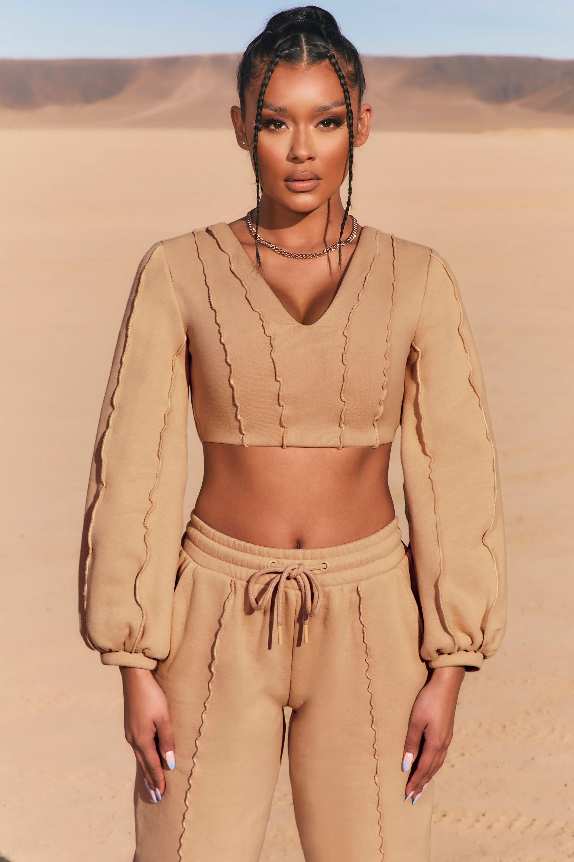 Uncovered – Bardot-Crop-Top mit sichtbaren Nähten in Beige