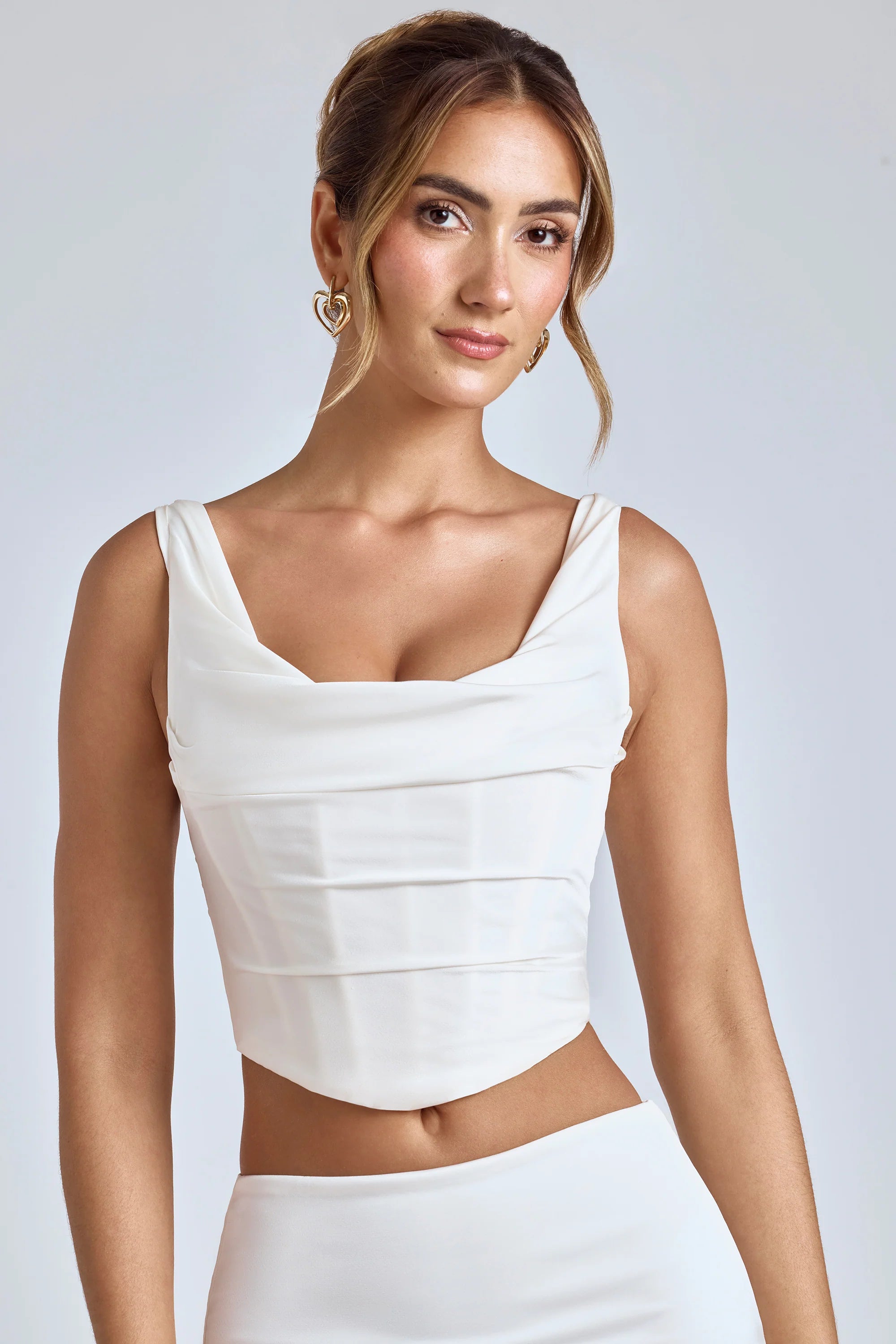 Corsetto con cappuccio drappeggiato in bianco