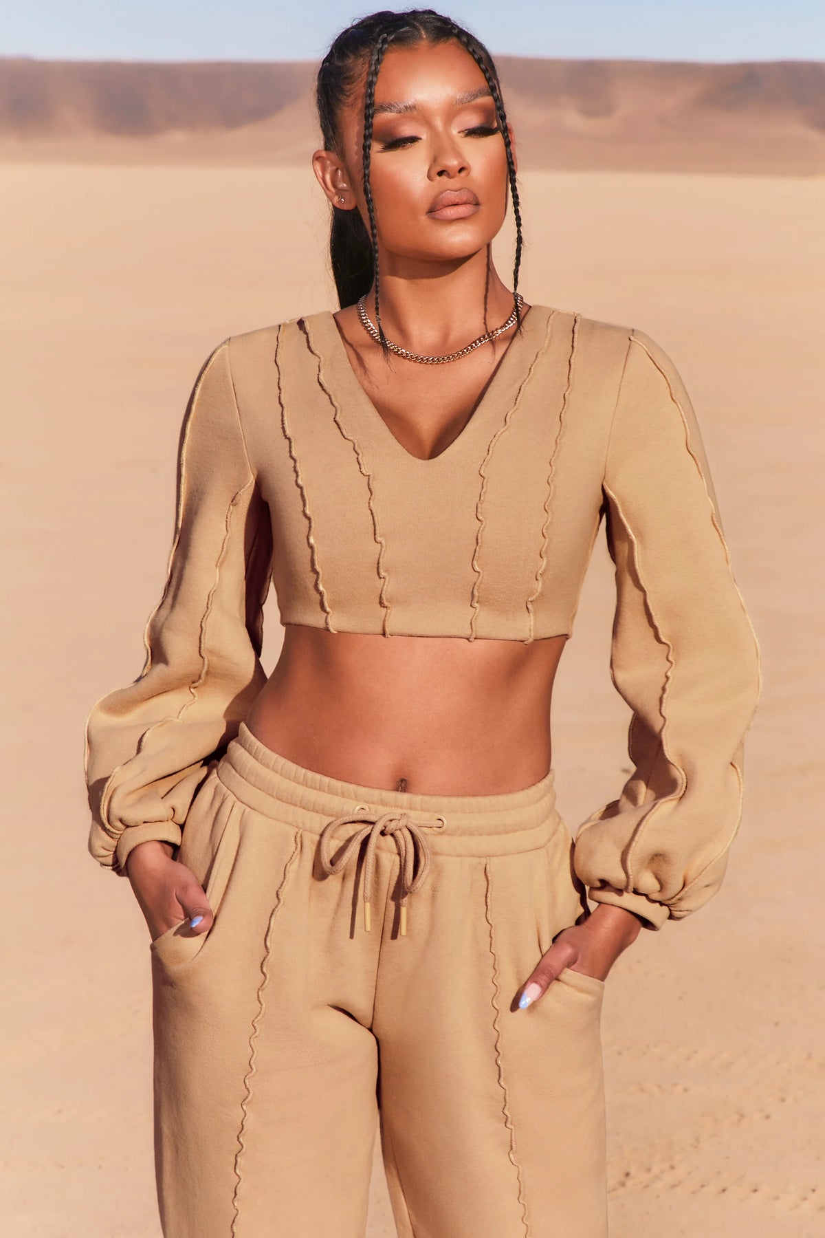 Uncovered – Bardot-Crop-Top mit sichtbaren Nähten in Beige