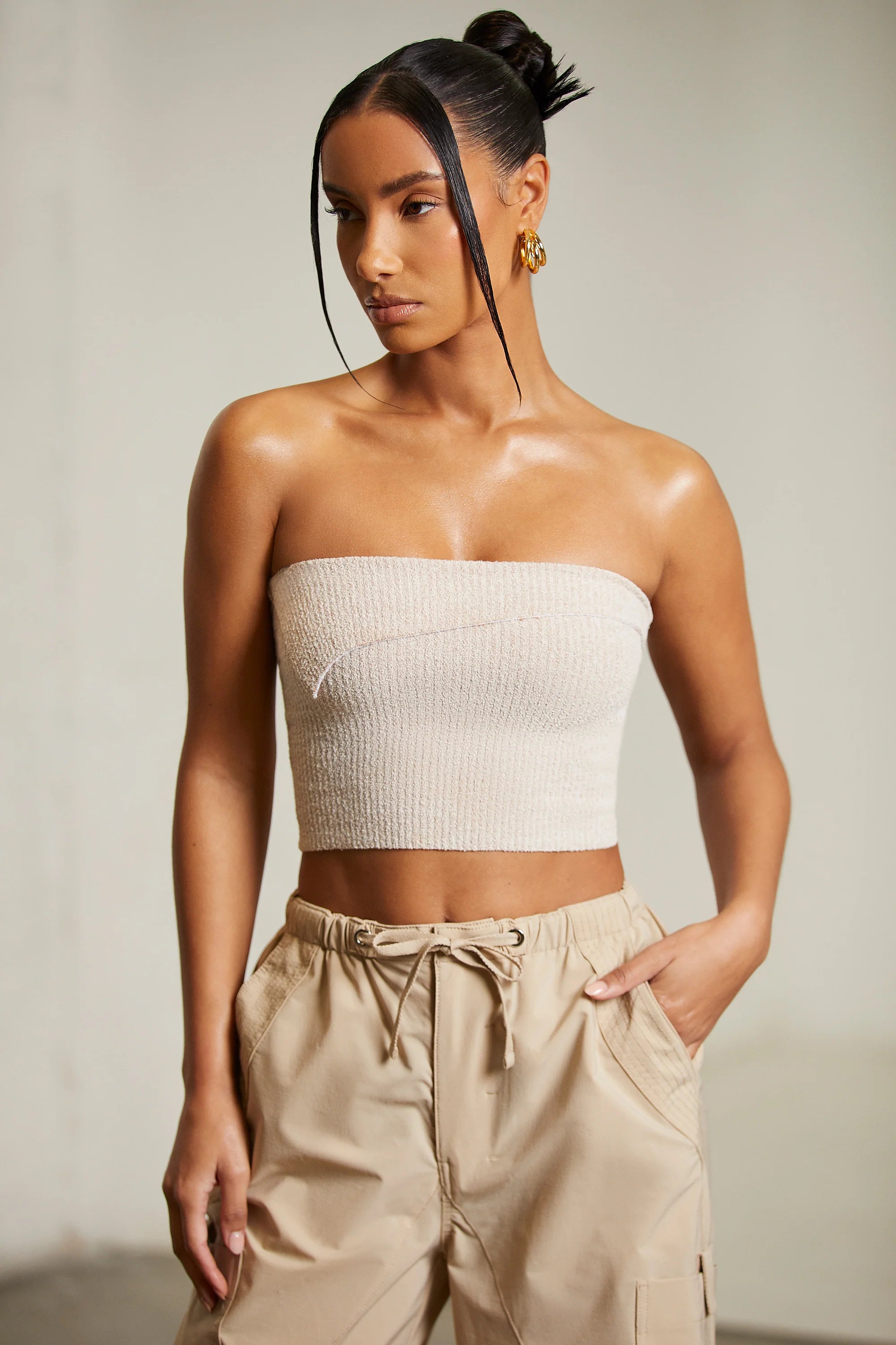 Überlappendes Bandeau-Crop-Top in Beige