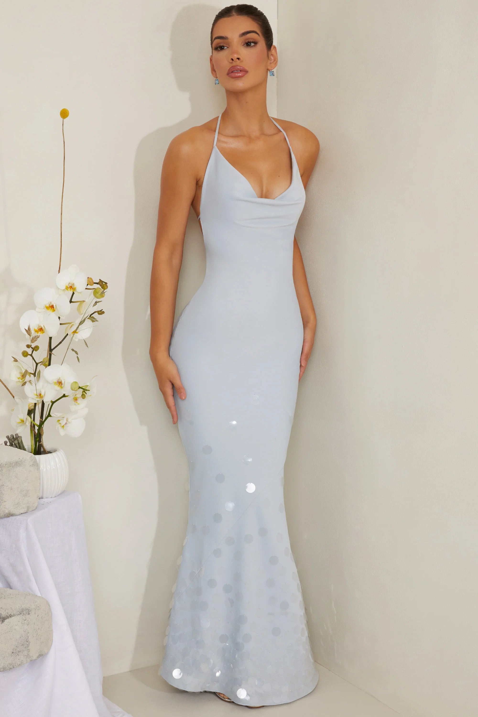 Verziertes Maxikleid aus Satin mit Wasserfallausschnitt in Blau