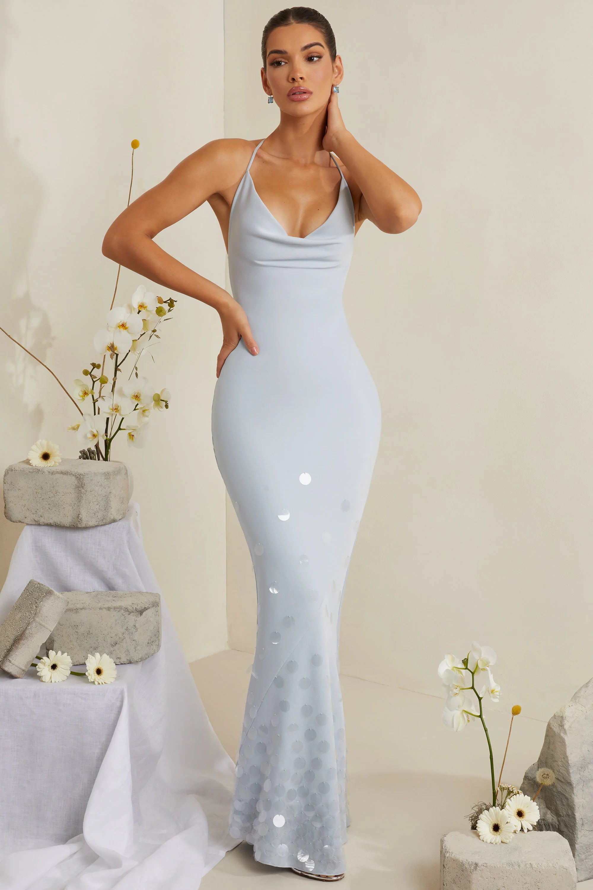 Verziertes Maxikleid aus Satin mit Wasserfallausschnitt in Blau