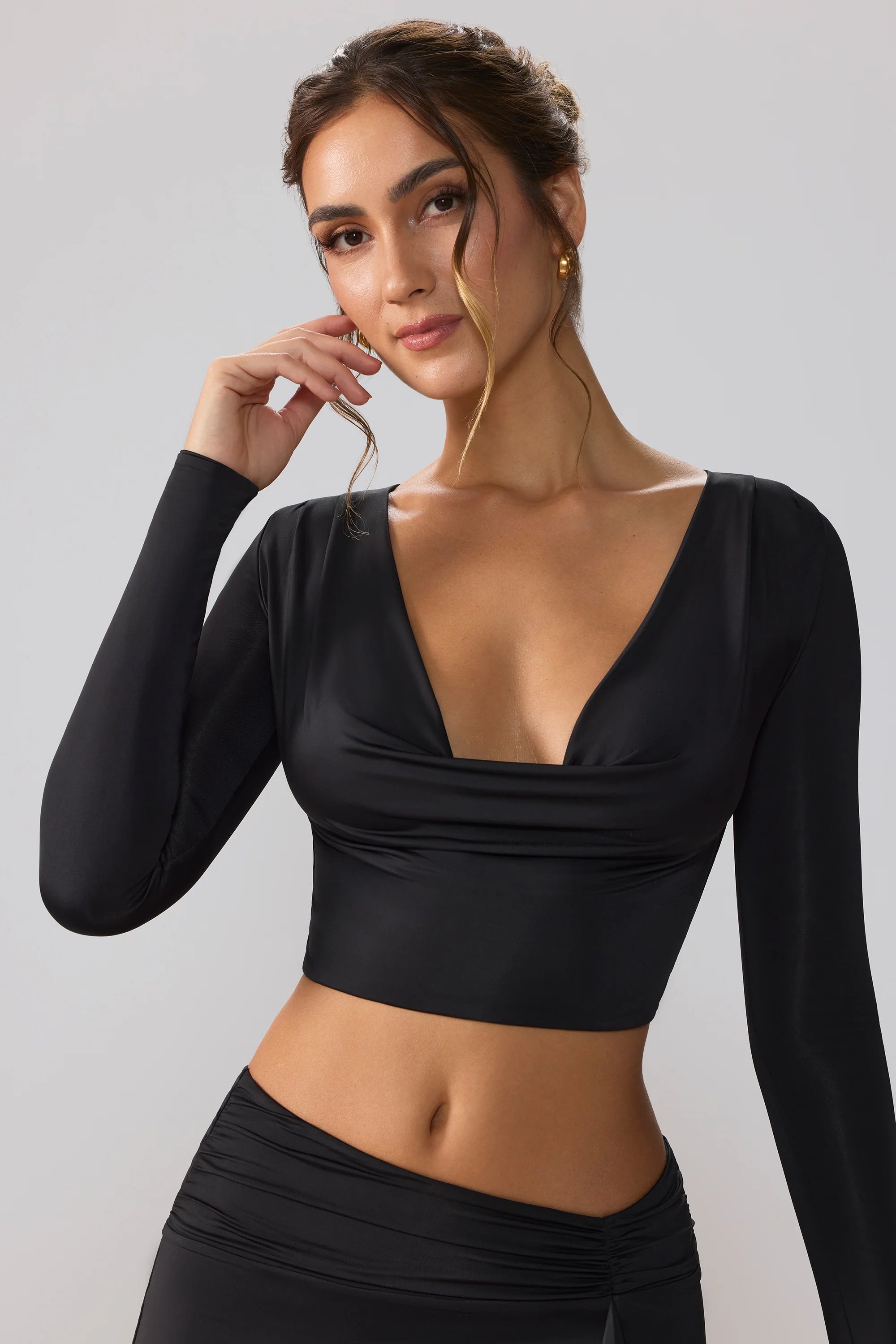 Slinky Jersey-Crop-Top mit tiefem Ausschnitt und langen Ärmeln in Schwarz