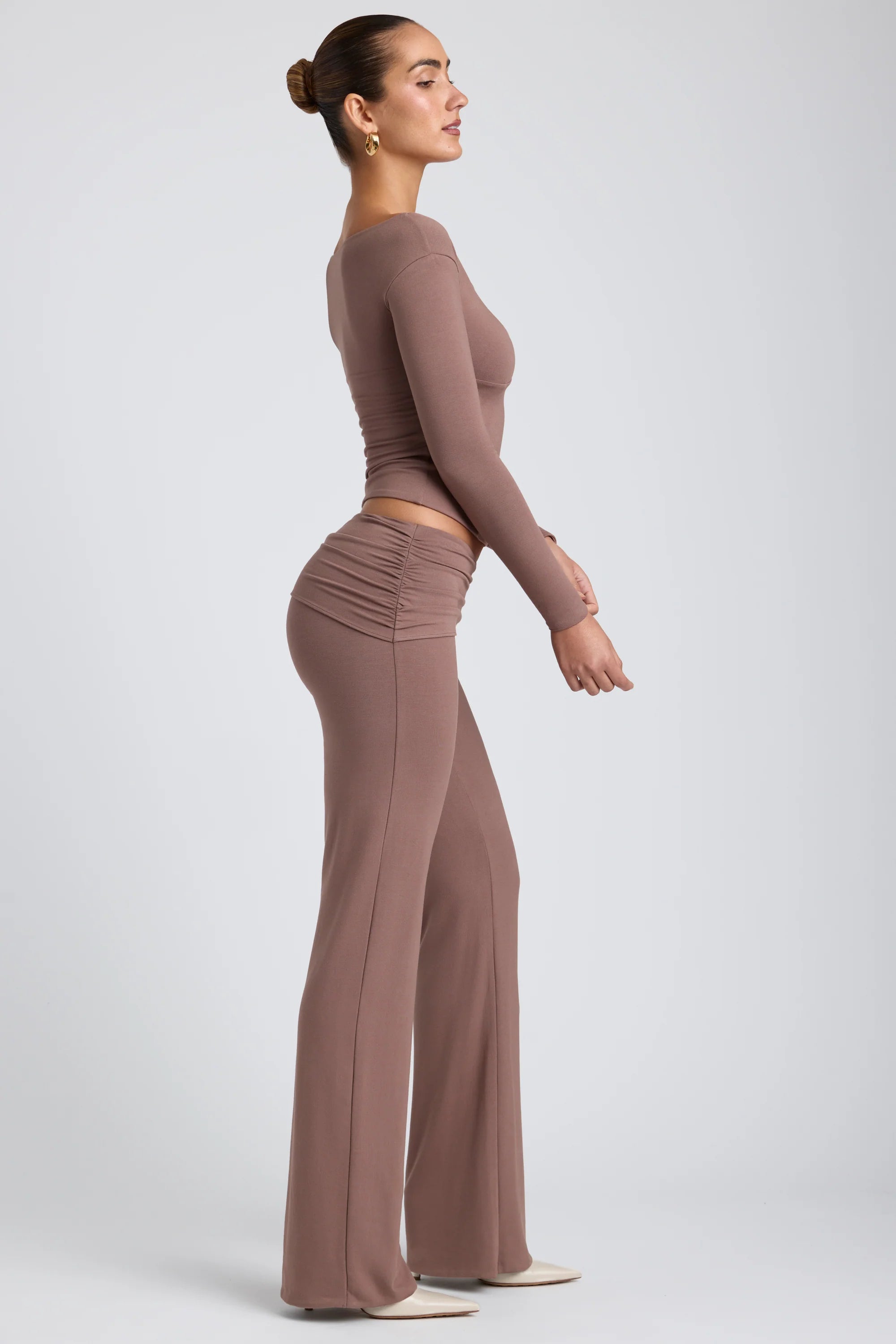 Langärmliges Crop-Top aus Modal mit Twist-Front in Taupe