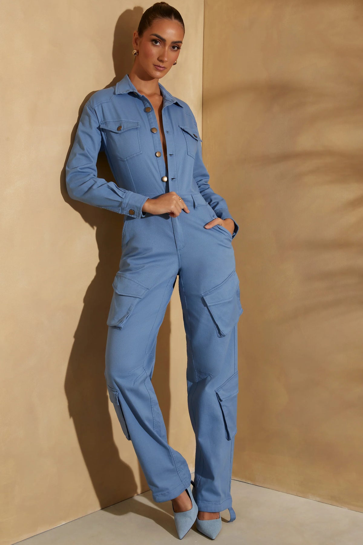 Langärmliger Cargo-Jumpsuit mit weitem Bein in Dunkelblau