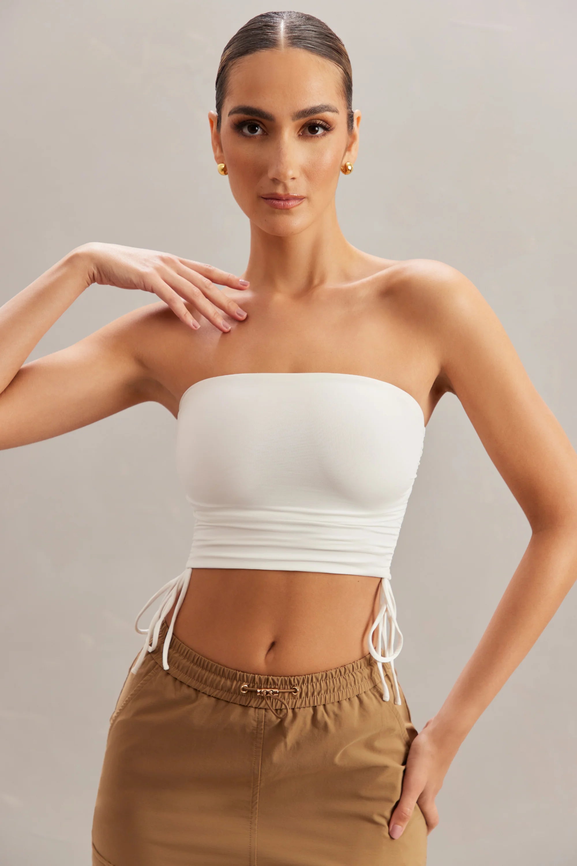 Gerüschtes Bandeau-Crop-Top in Elfenbein