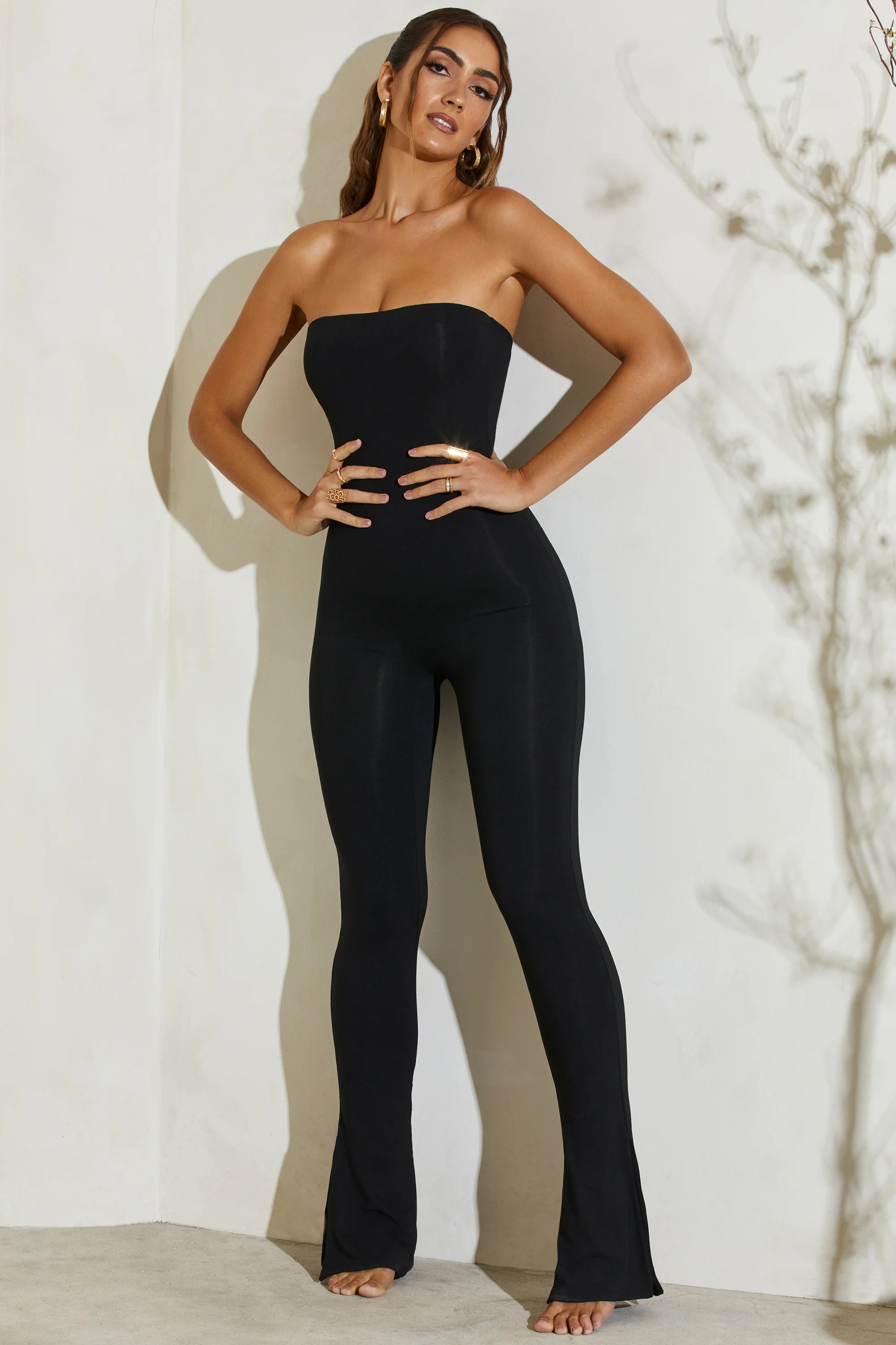 Trägerloser Jumpsuit mit ausgestelltem Saum in Schwarz