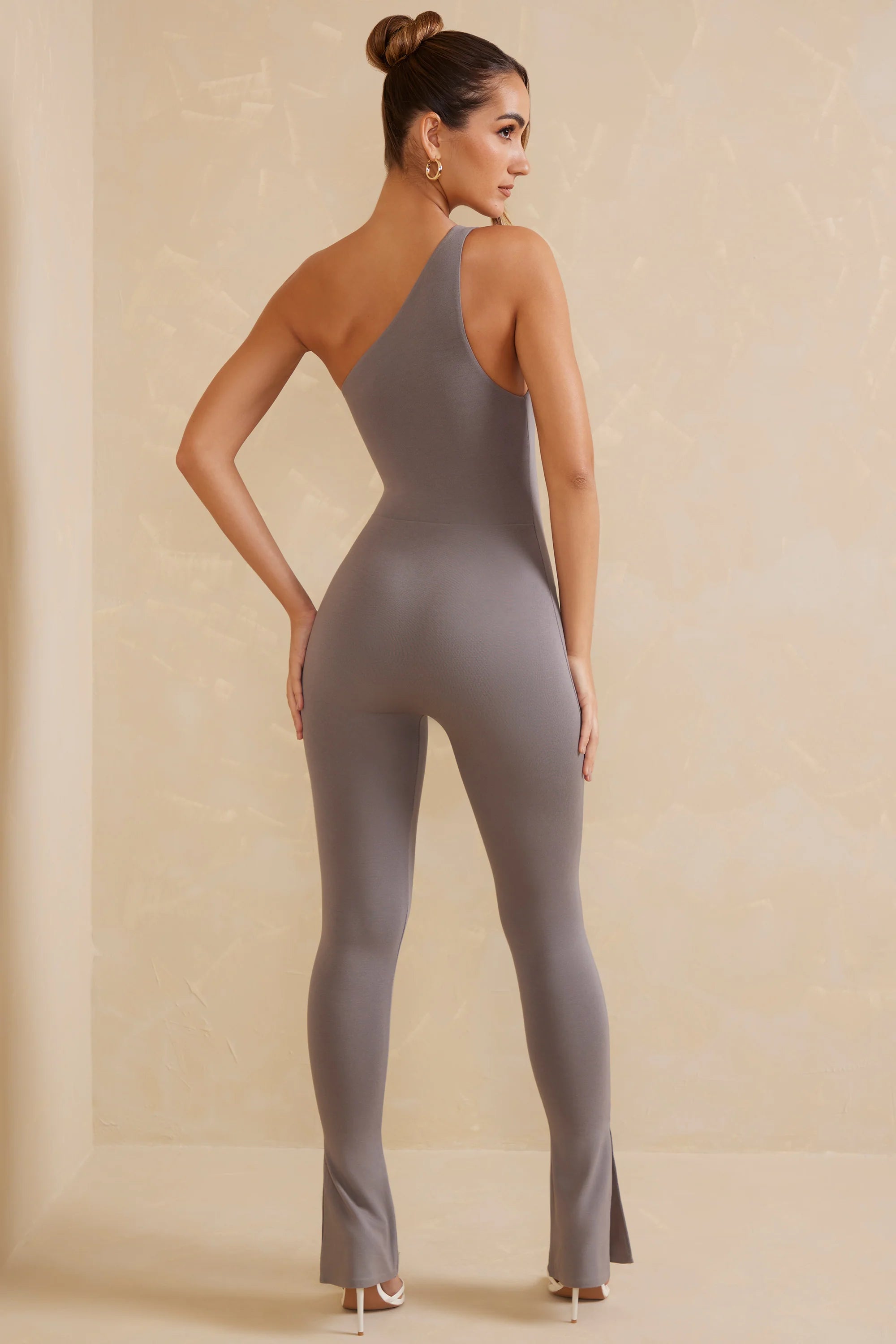 Asymmetrischer Jumpsuit mit einem Träger in Grau