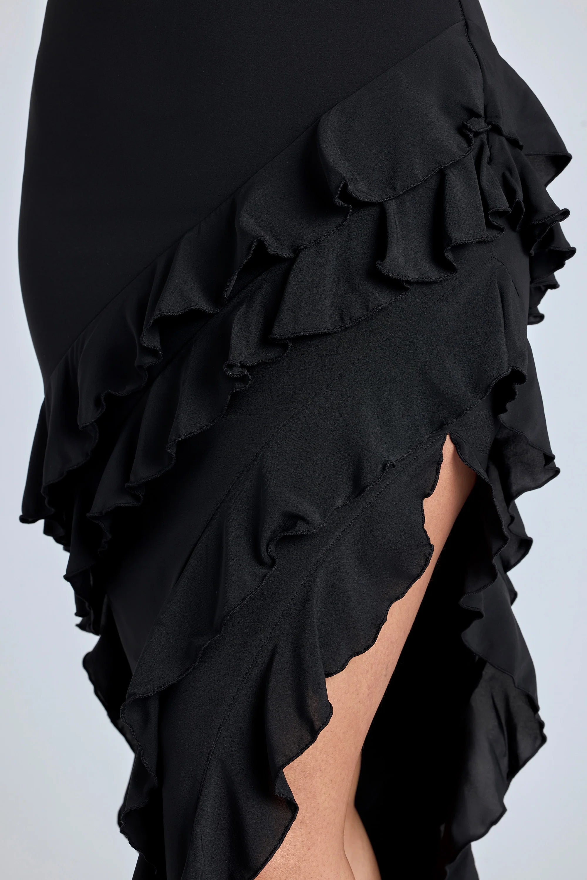 Abendkleid mit Rüscheneinsätzen in Schwarz