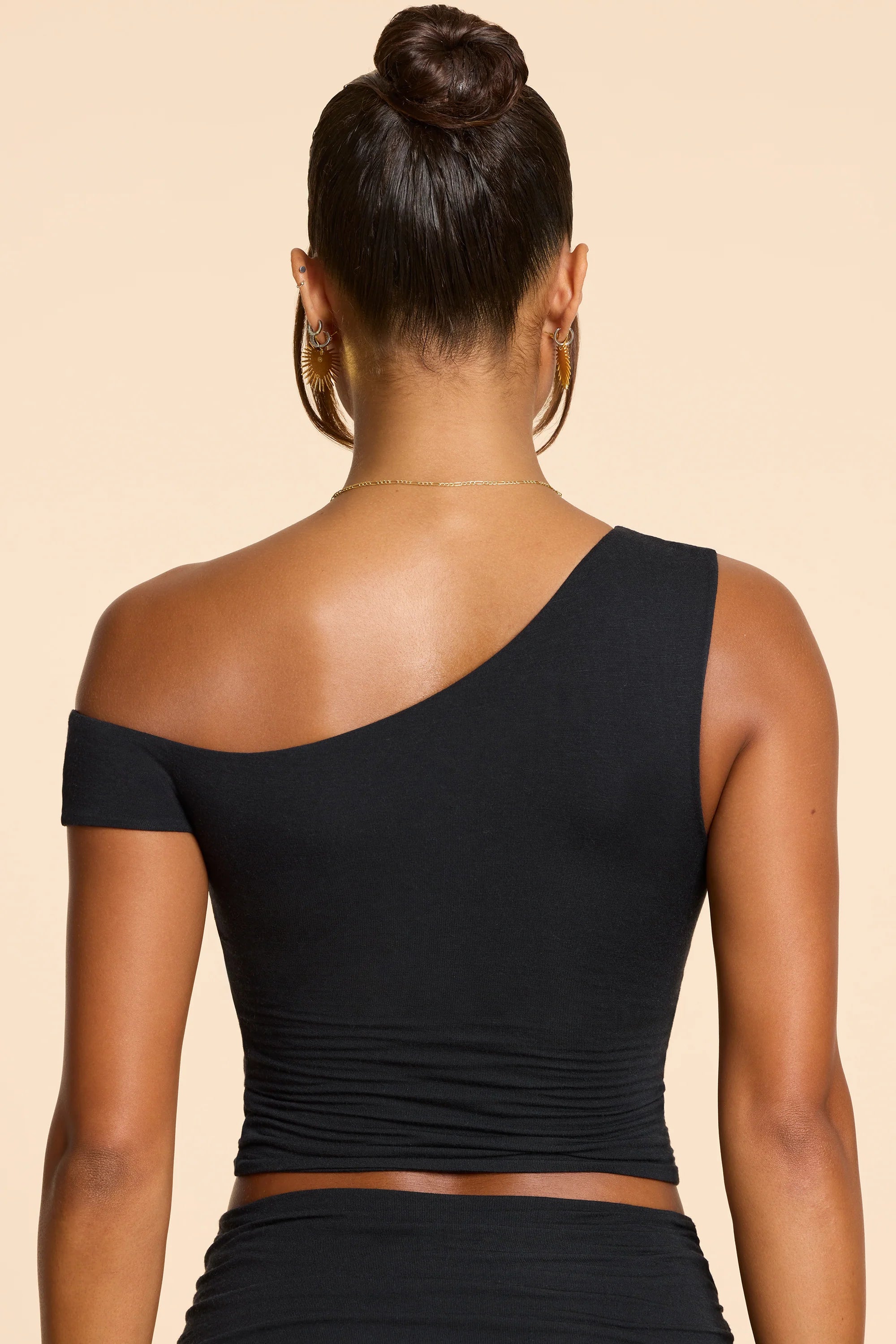 Top in misto cashmere modal con scollo asimmetrico increspato in nero