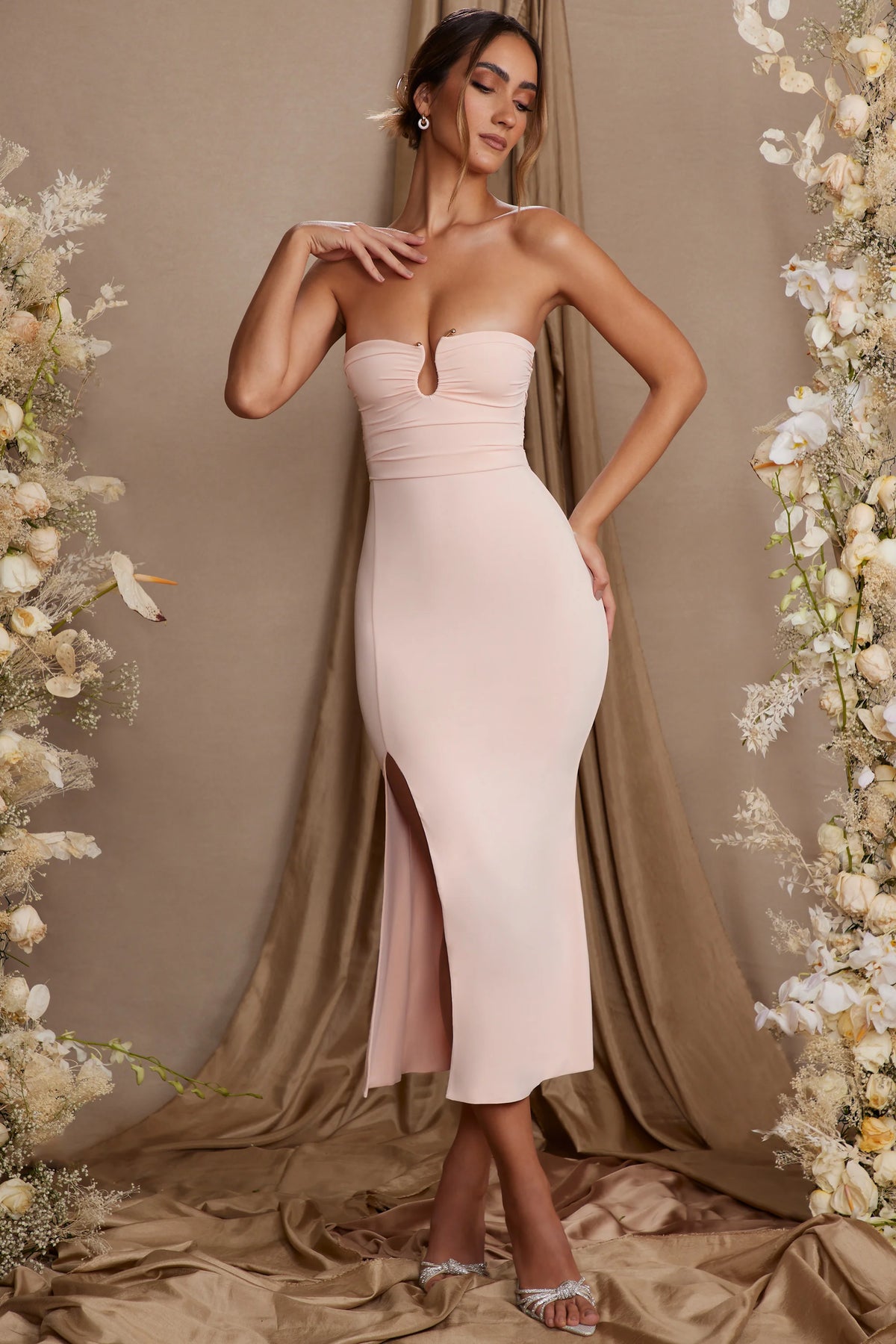 Trägerloses Maxikleid mit hohem Schlitz und Oberschenkelausschnitt in Blush