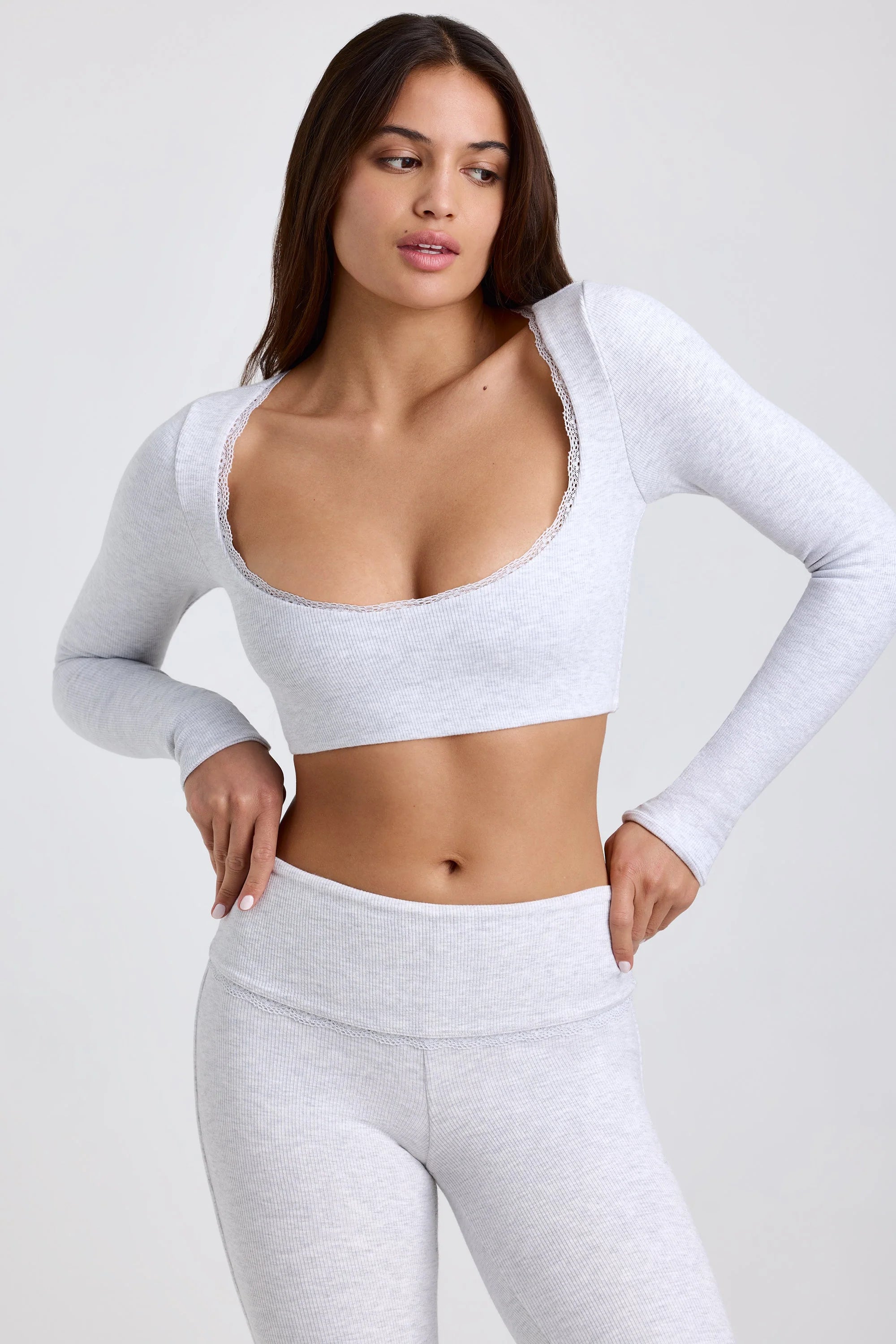 Geripptes, modales Crop-Top mit Spitzenbesatz in Grau