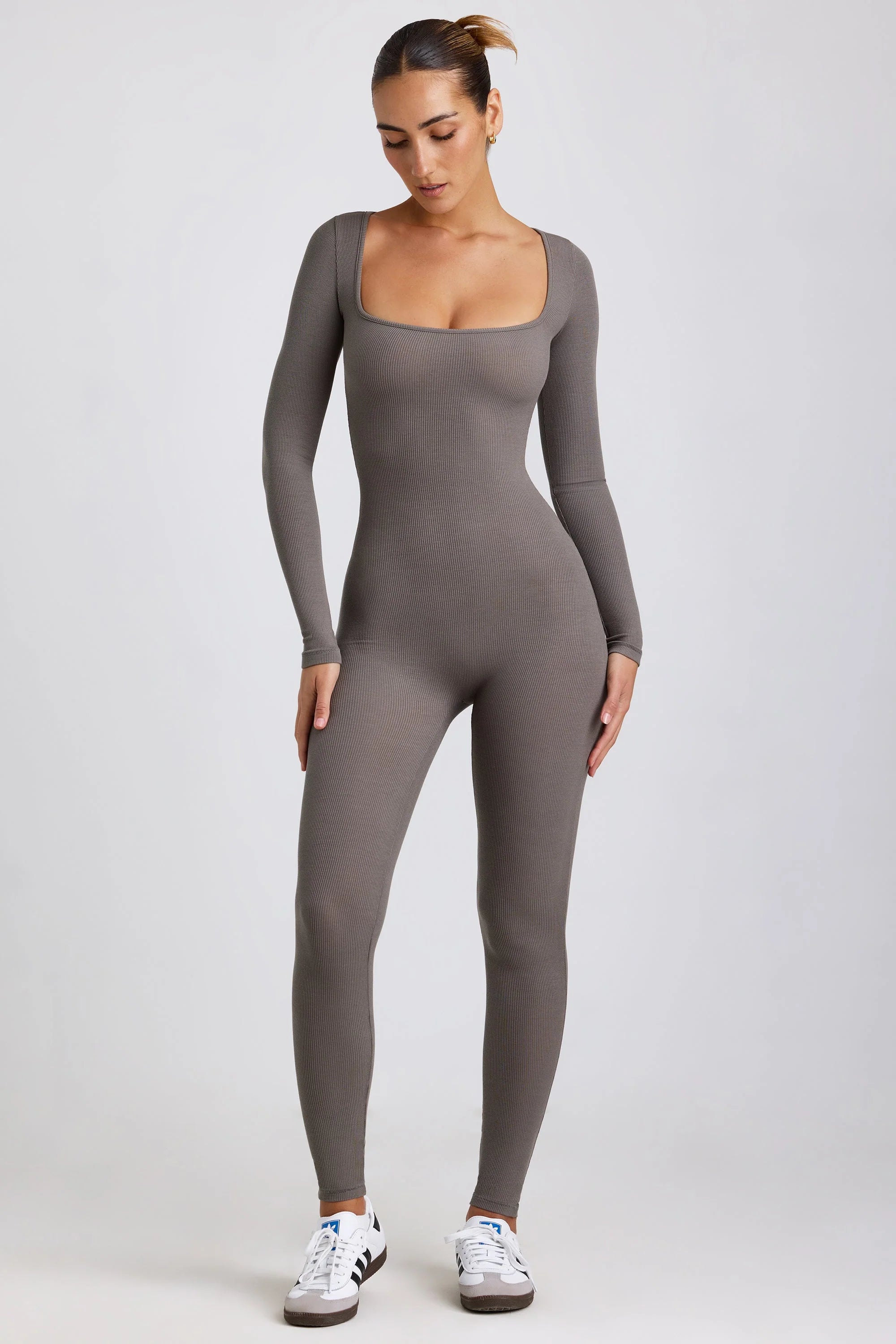 Gerippter, langärmliger Jumpsuit aus Modal in Grau