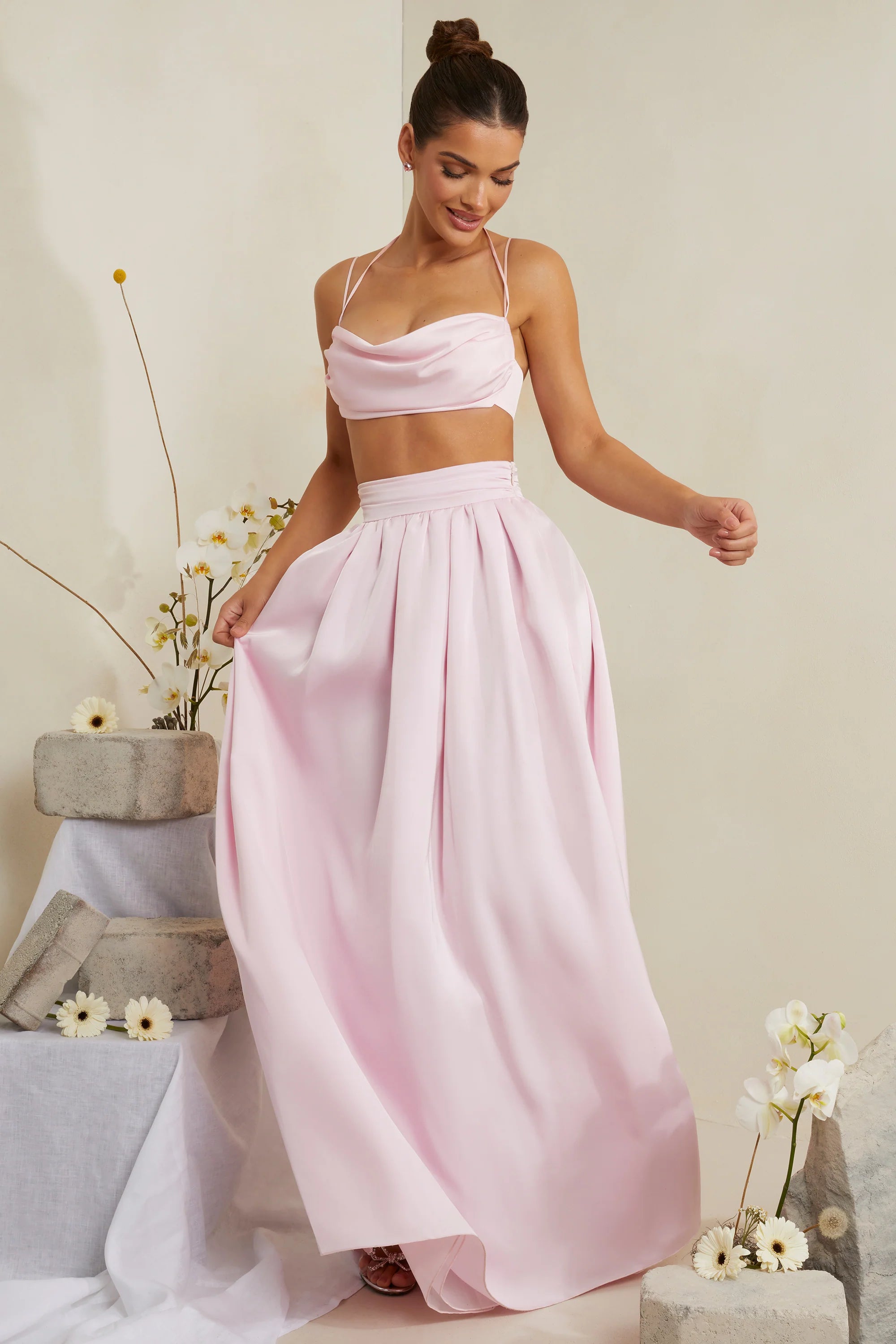 Crop-Top aus schwerem Satin mit Wasserfallausschnitt in Rosa