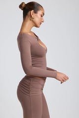 Langärmliges Crop-Top aus Modal mit Twist-Front in Taupe