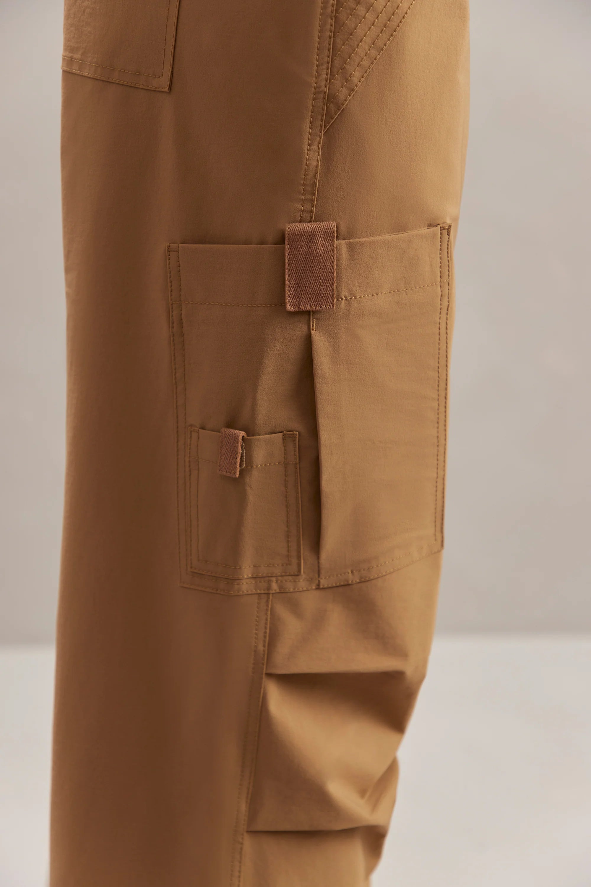 Pantaloni cargo a gamba larga color marrone chiaro