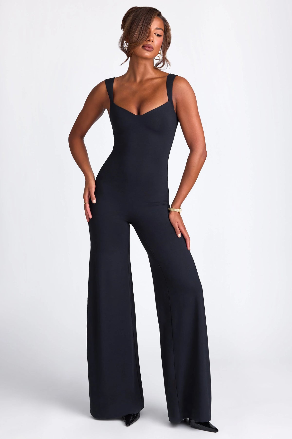 Modaler Jumpsuit mit herzförmigem Ausschnitt und weitem Bein in Schwarz