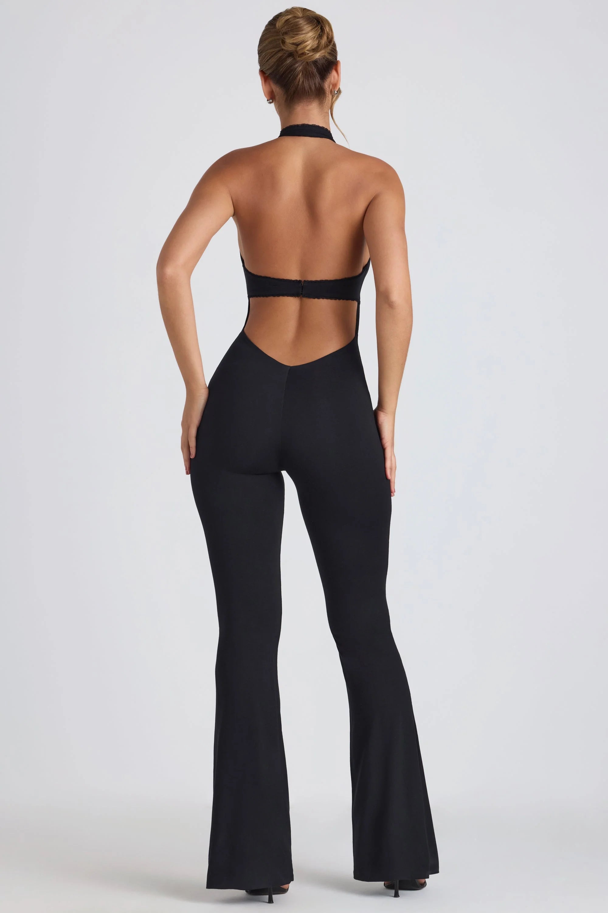 Petite – Ausgestellter Jumpsuit aus Modal mit Spitzenbesatz und Cut-Outs in Schwarz