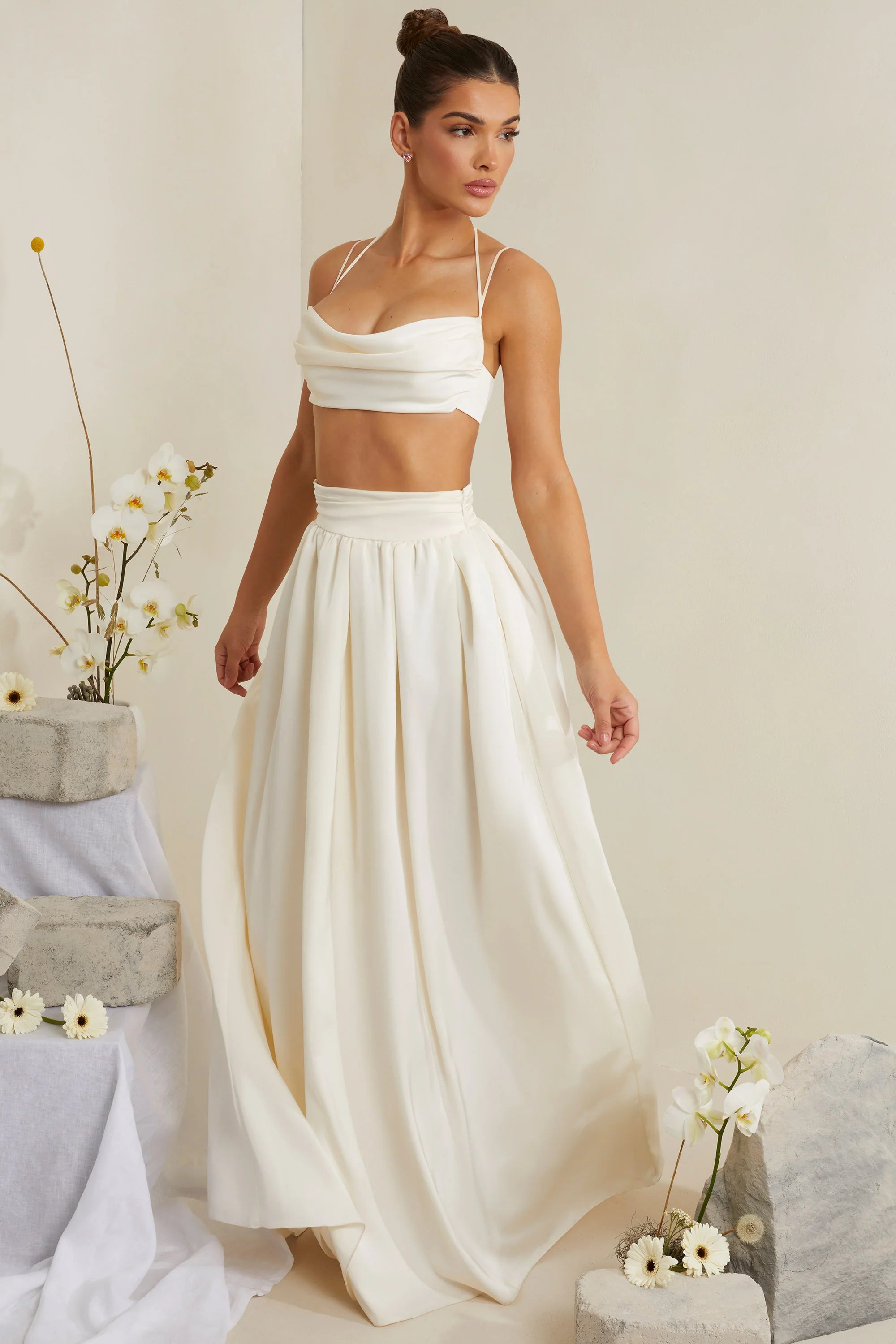 Crop-Top aus schwerem Satin mit Wasserfallausschnitt in Weiß