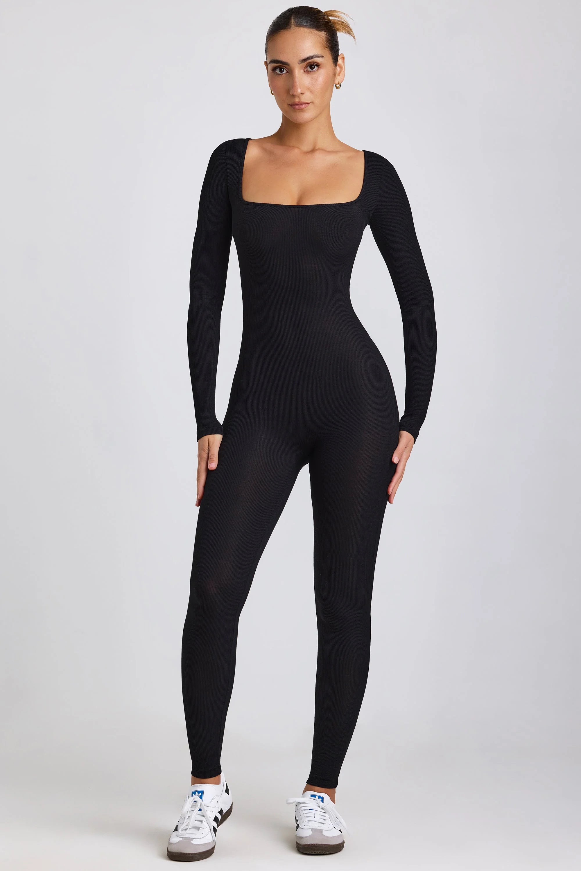 Gerippter, langärmliger Jumpsuit aus Modal in Schwarz