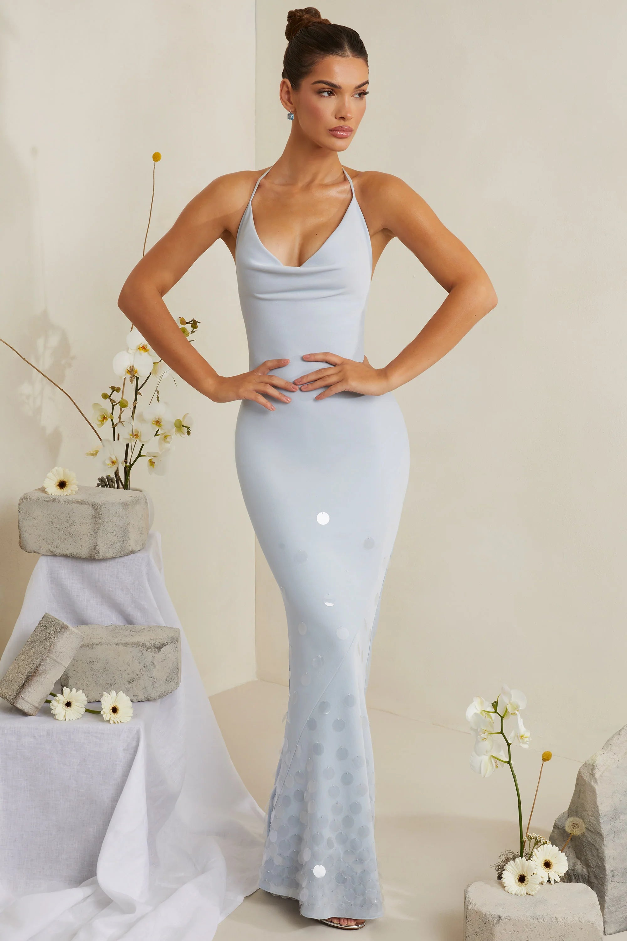 Verziertes Maxikleid aus Satin mit Wasserfallausschnitt in Blau