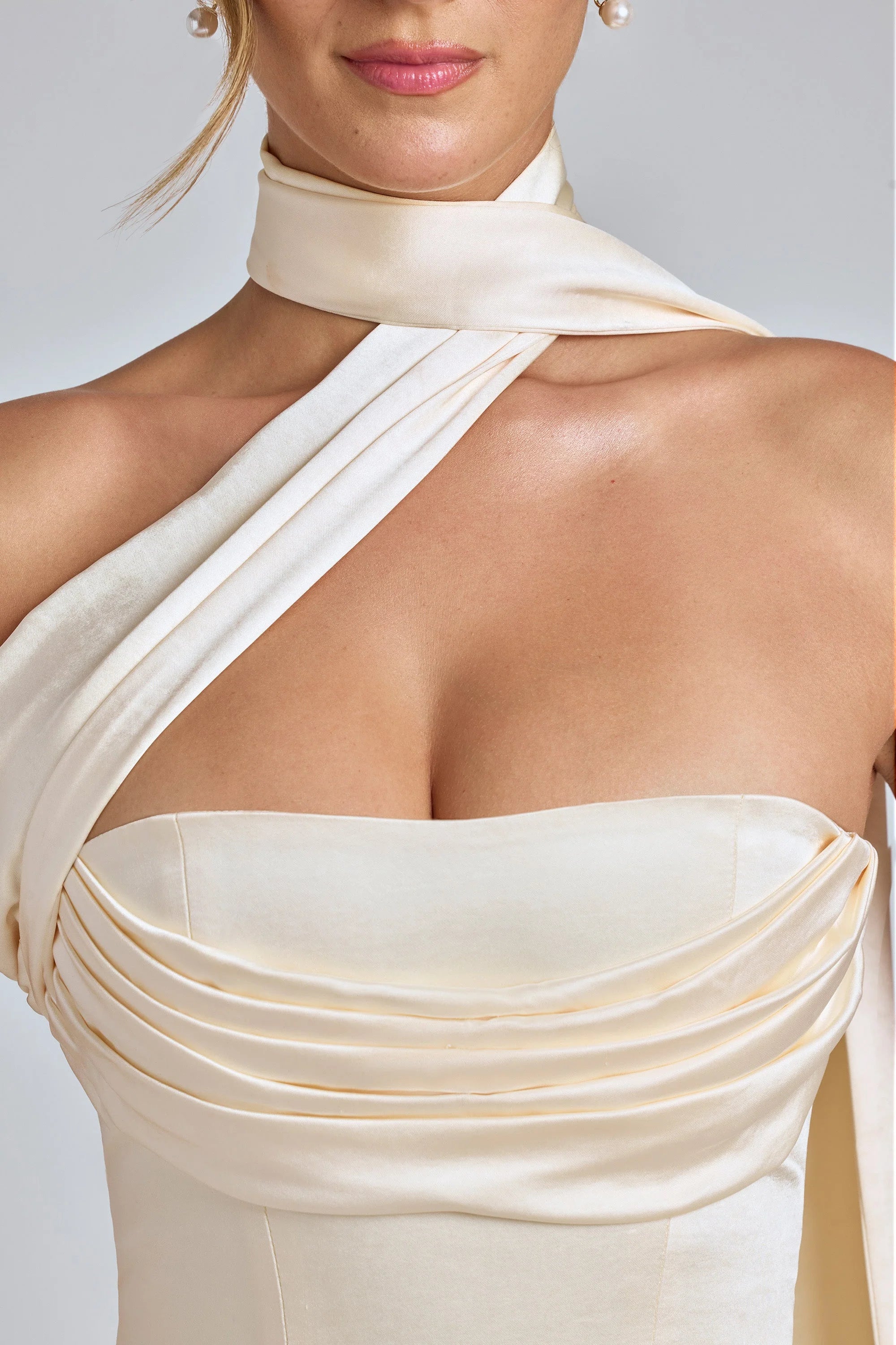 Drapiertes Neckholder-Minikleid aus Satin in Elfenbein