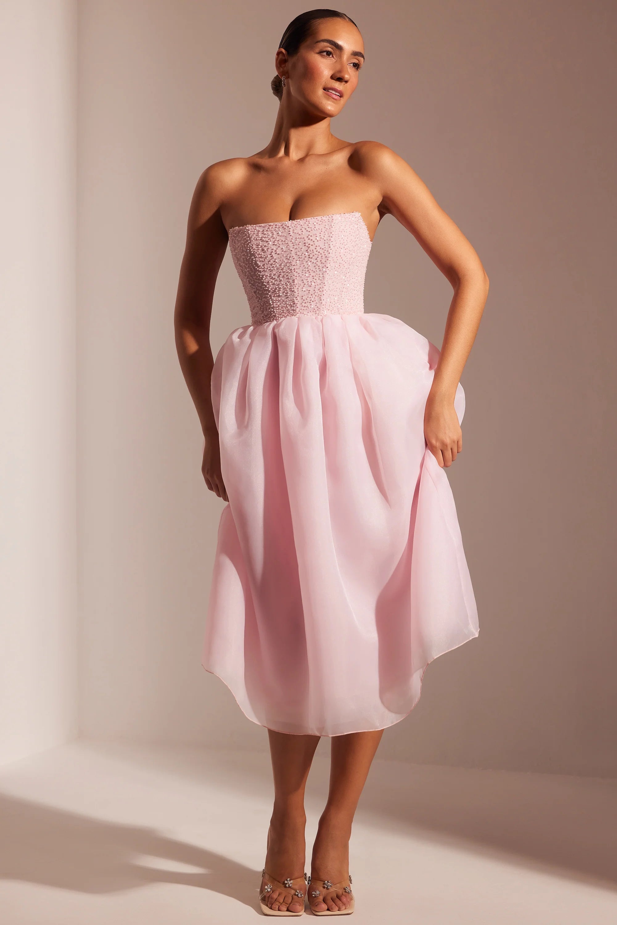 Abito midi con gonna in tulle con corsetto decorato color cipria