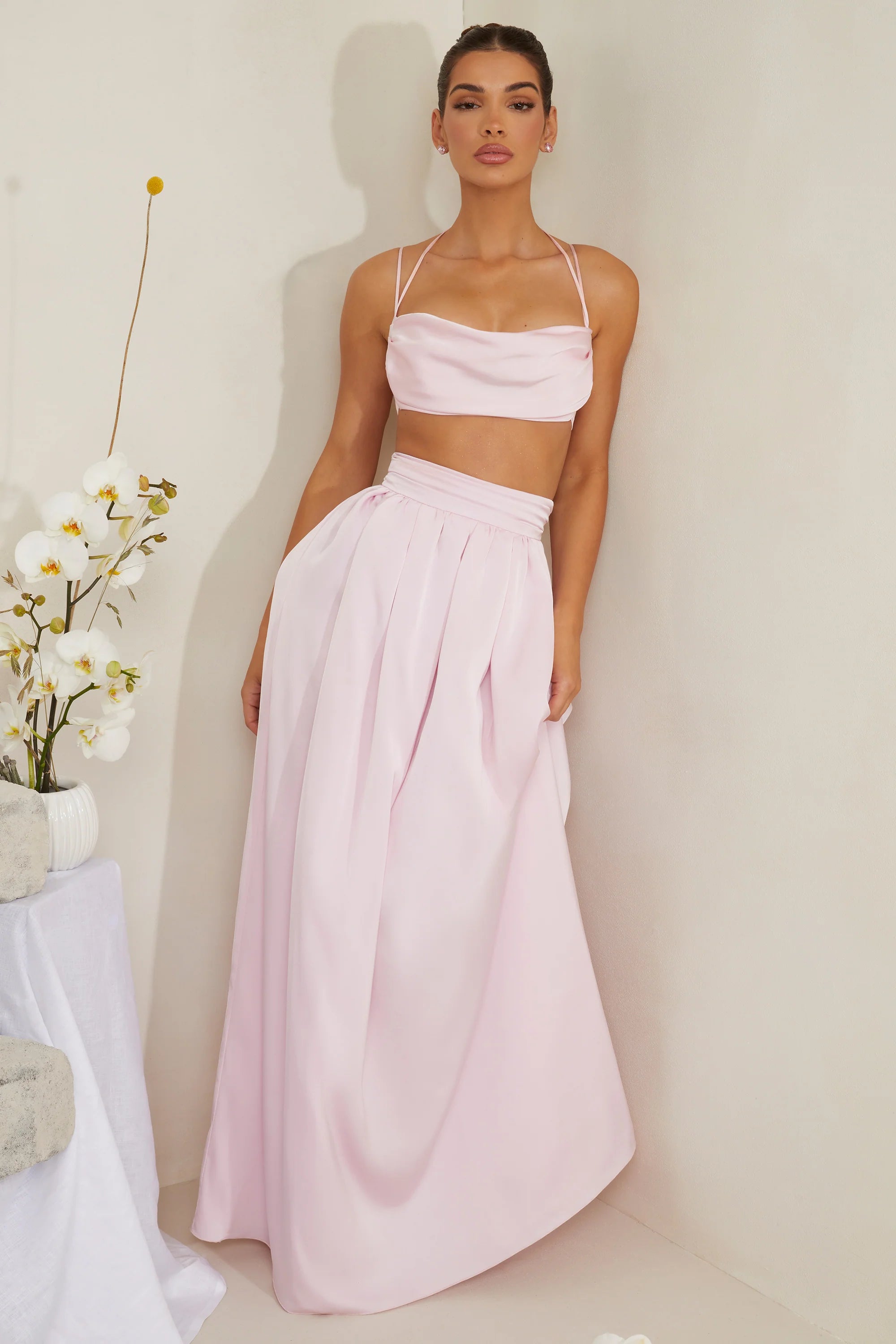 Crop-Top aus schwerem Satin mit Wasserfallausschnitt in Rosa