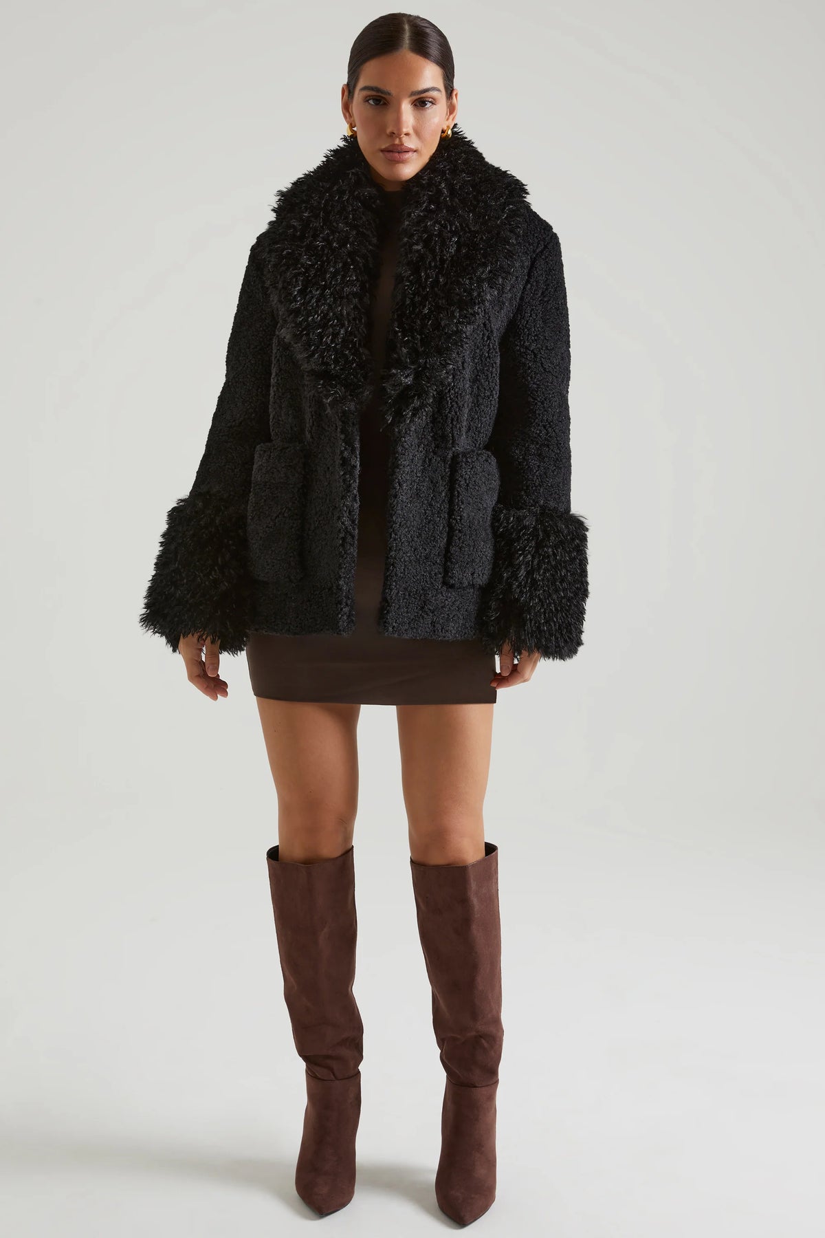 Cappotto in shearling con ampie tasche frontali in nero