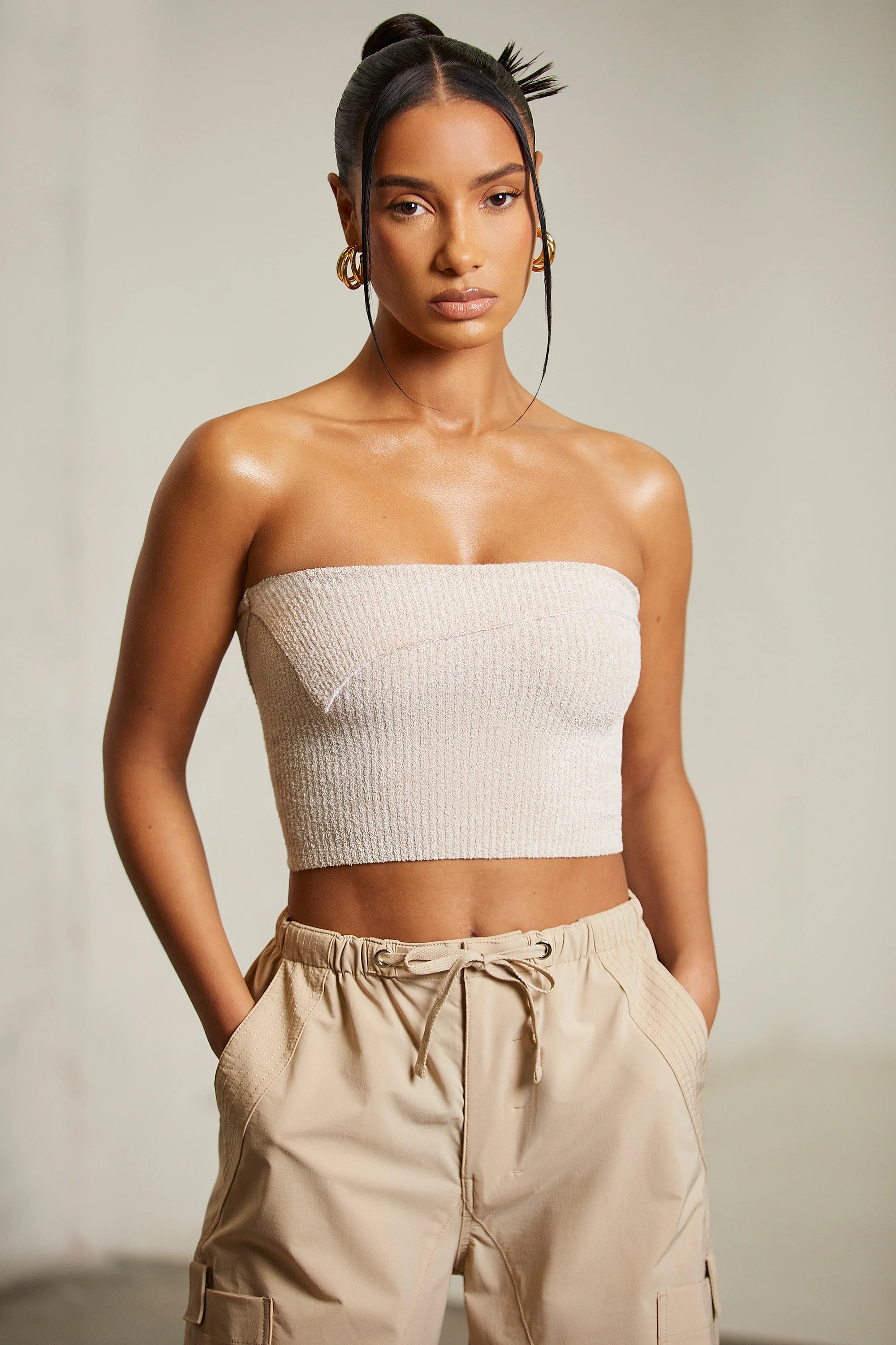 Überlappendes Bandeau-Crop-Top in Beige